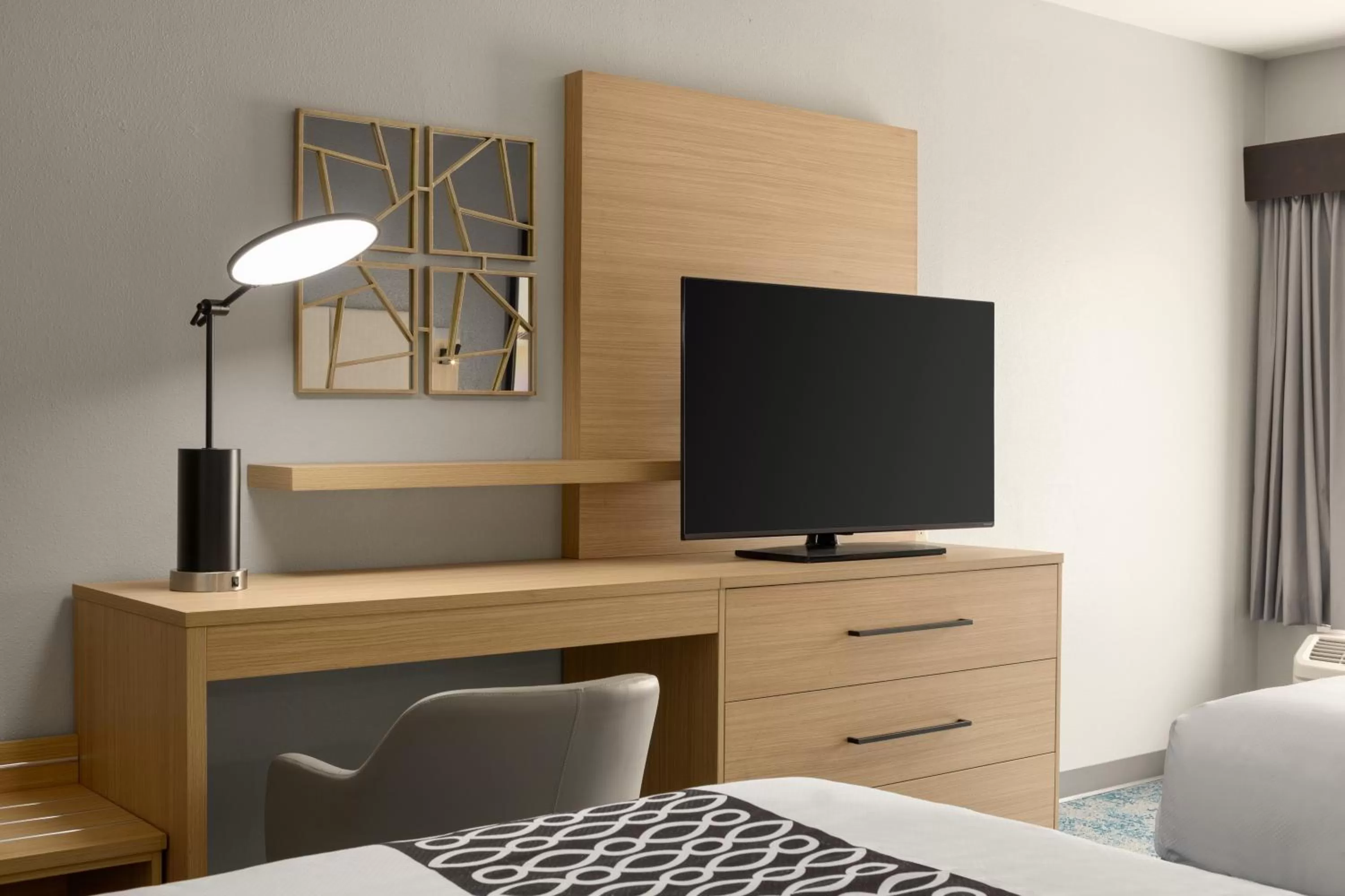 TV and multimedia, Bed in La Quinta Inn & Suites by Wyndham Selma/Smithfield I-95