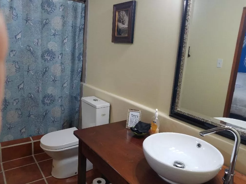 Bathroom in The BNB on Triggerfish Close to the airport