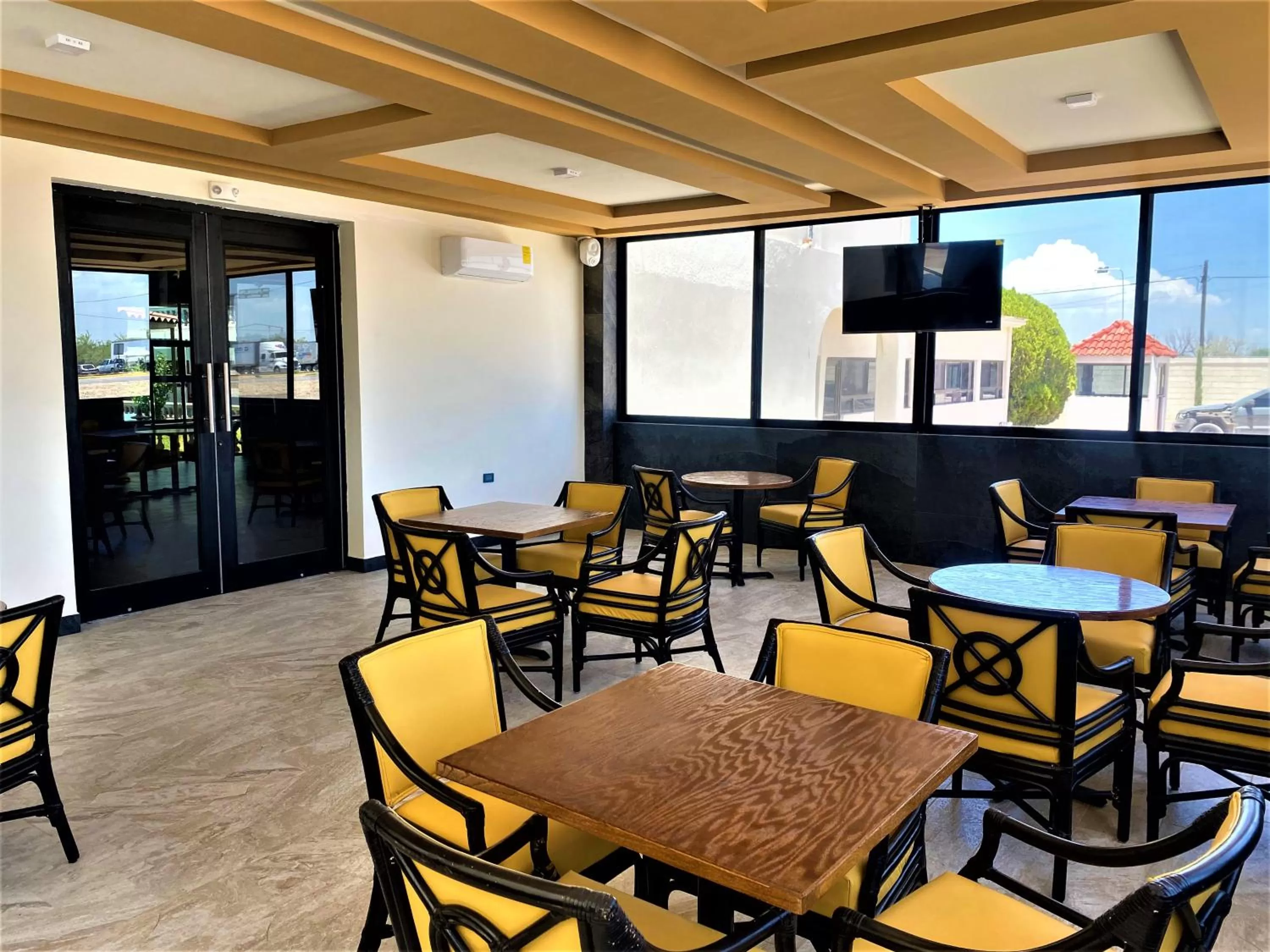 Restaurant/places to eat in KAVIA MEOQUI HOTEL & SUITES