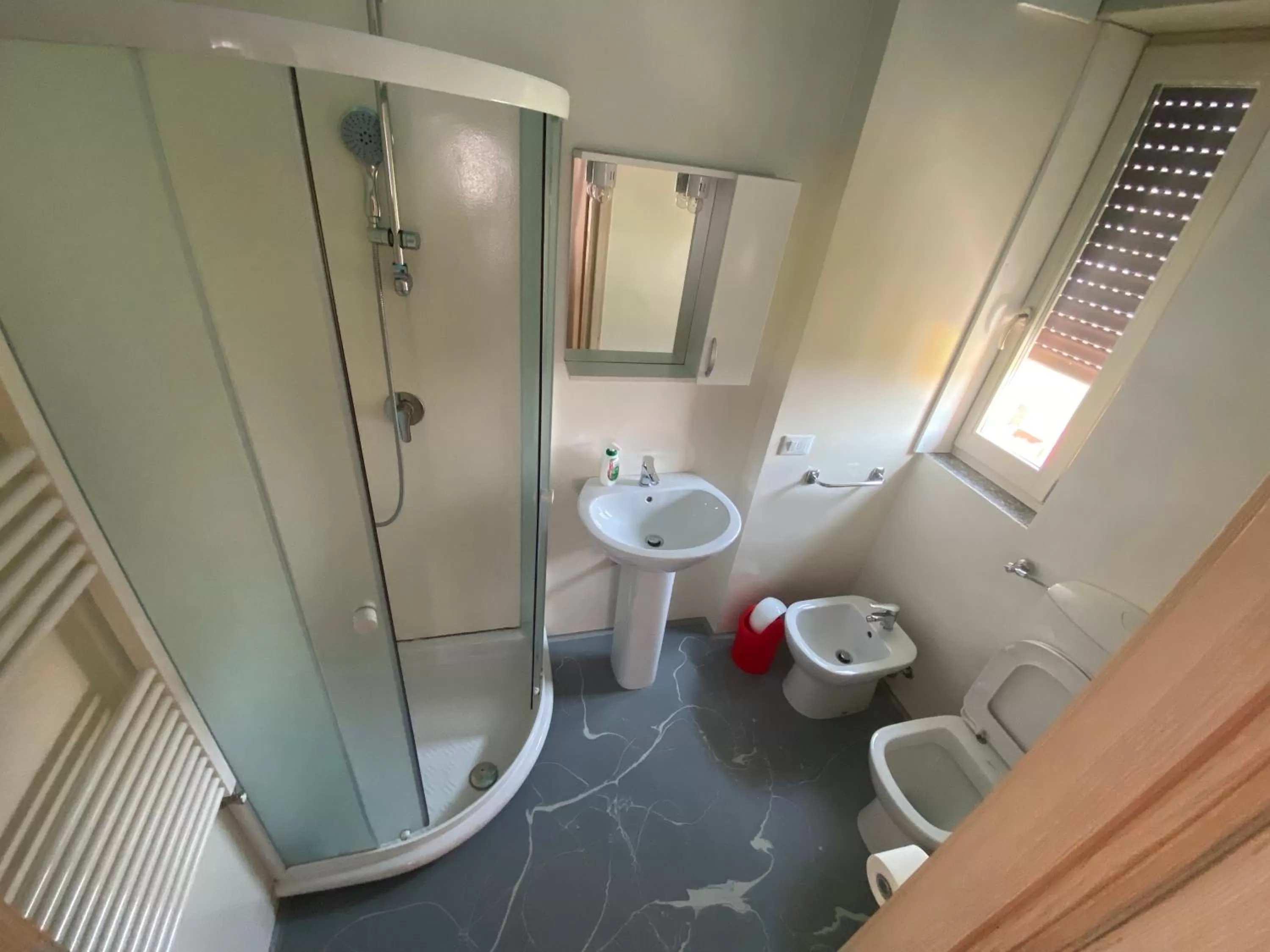 Shower in Macloud pub B&B