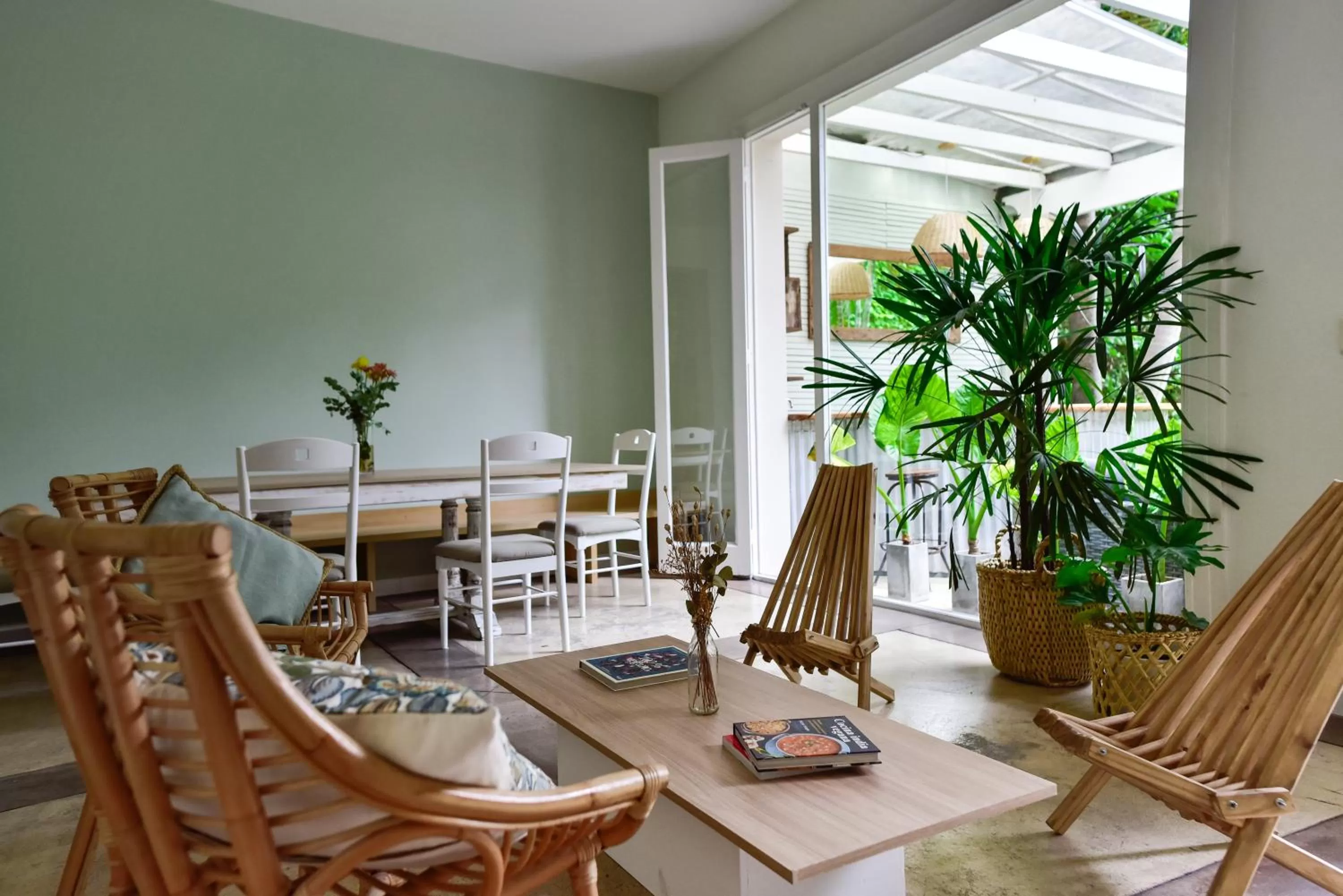 Communal lounge/ TV room, Restaurant/Places to Eat in Casa Caravan - Plant Based Concept House