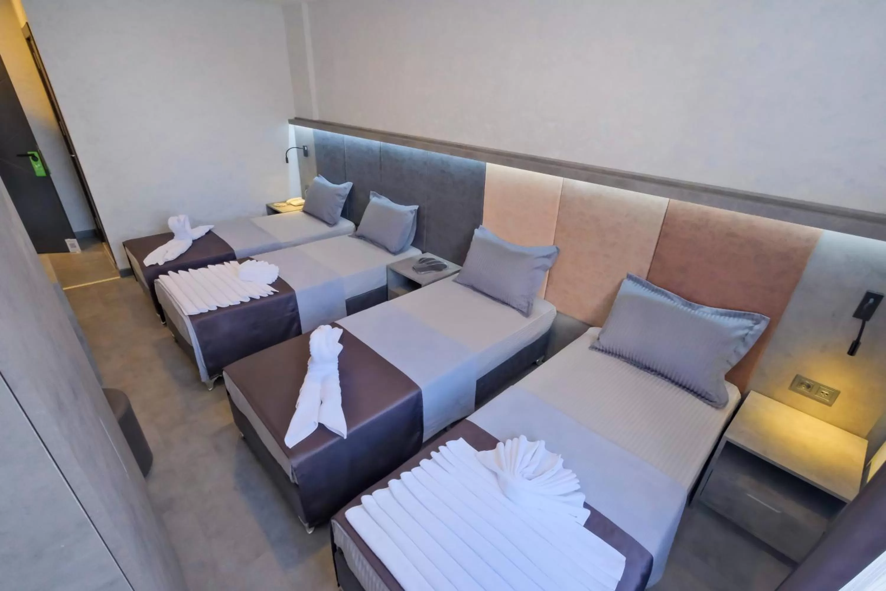 Photo of the whole room, Bed in The Queen Hotel