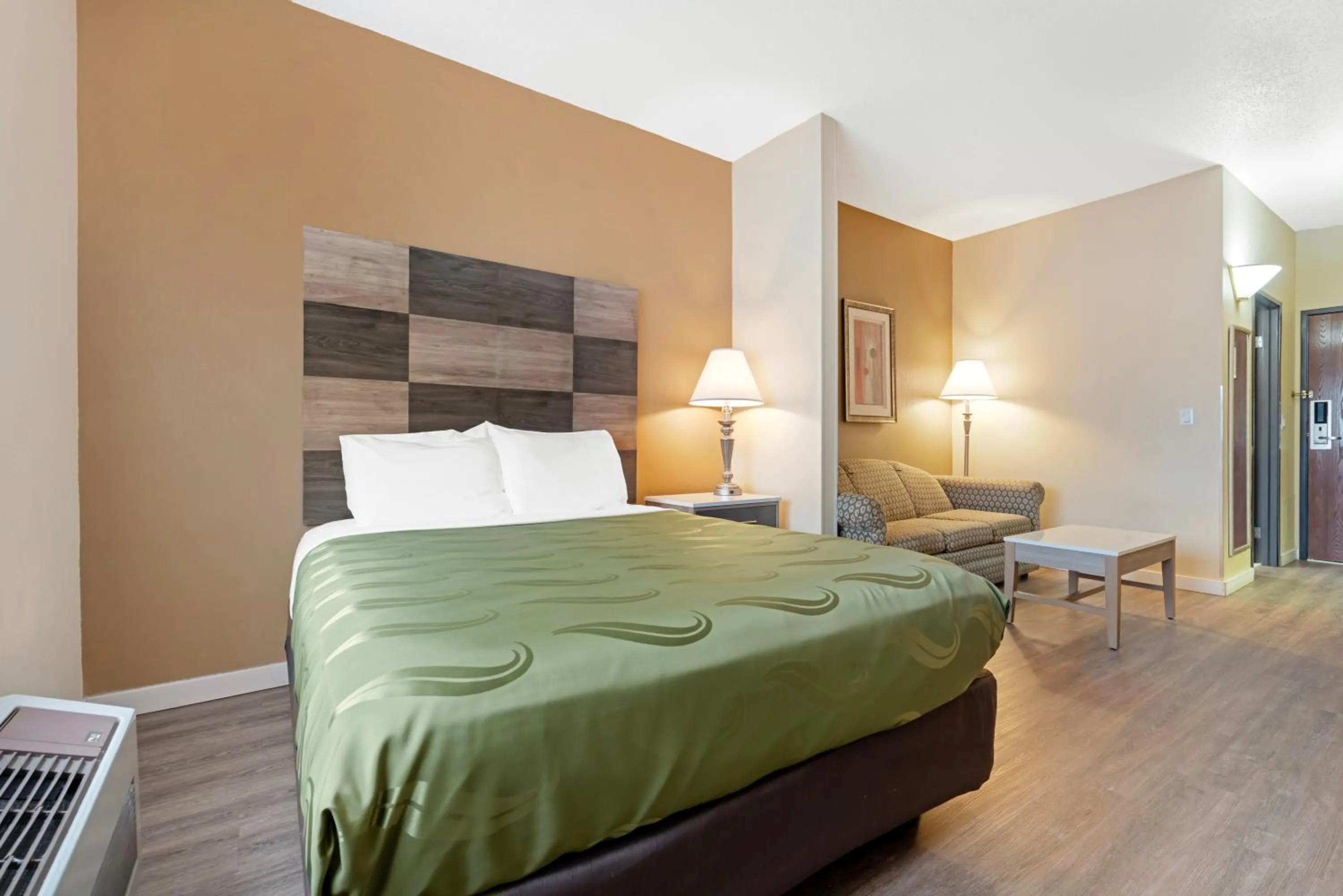 Bed in Quality Inn Bemidji