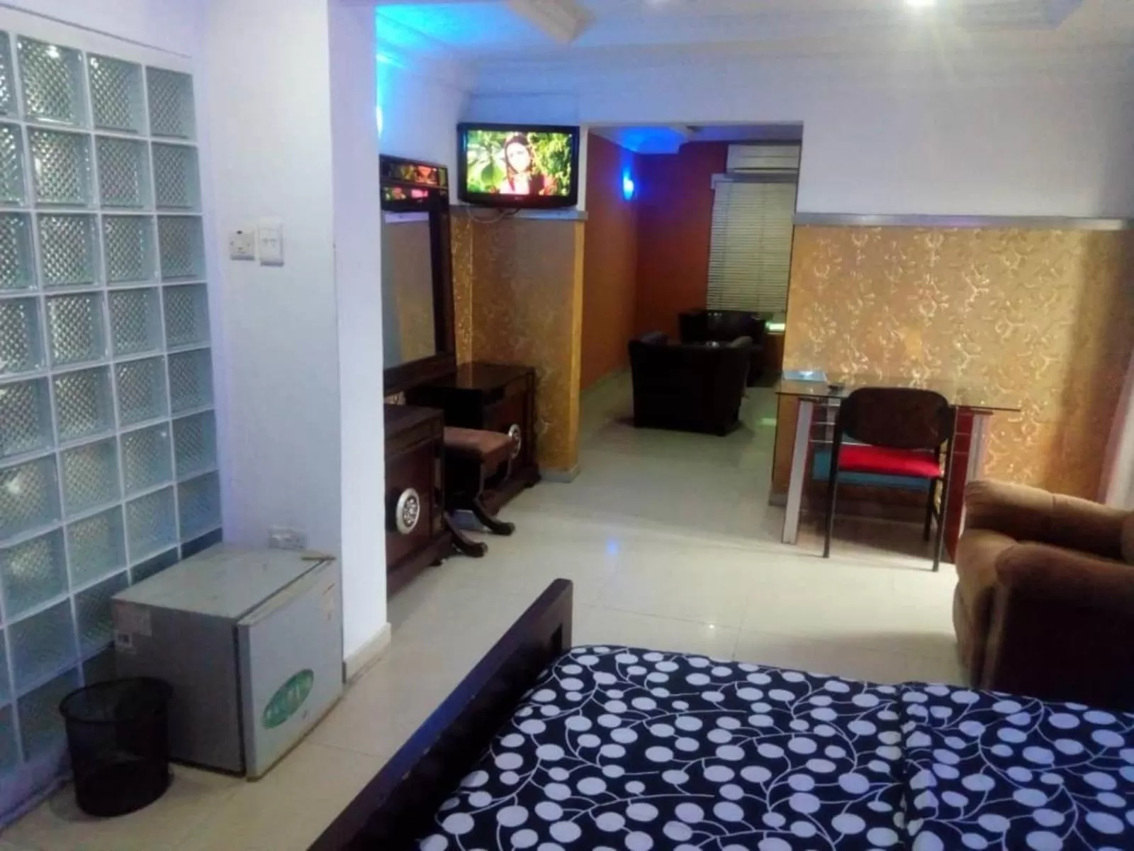 Living room, TV/Entertainment Center in TheoDawn Hotels @ Suite 29
