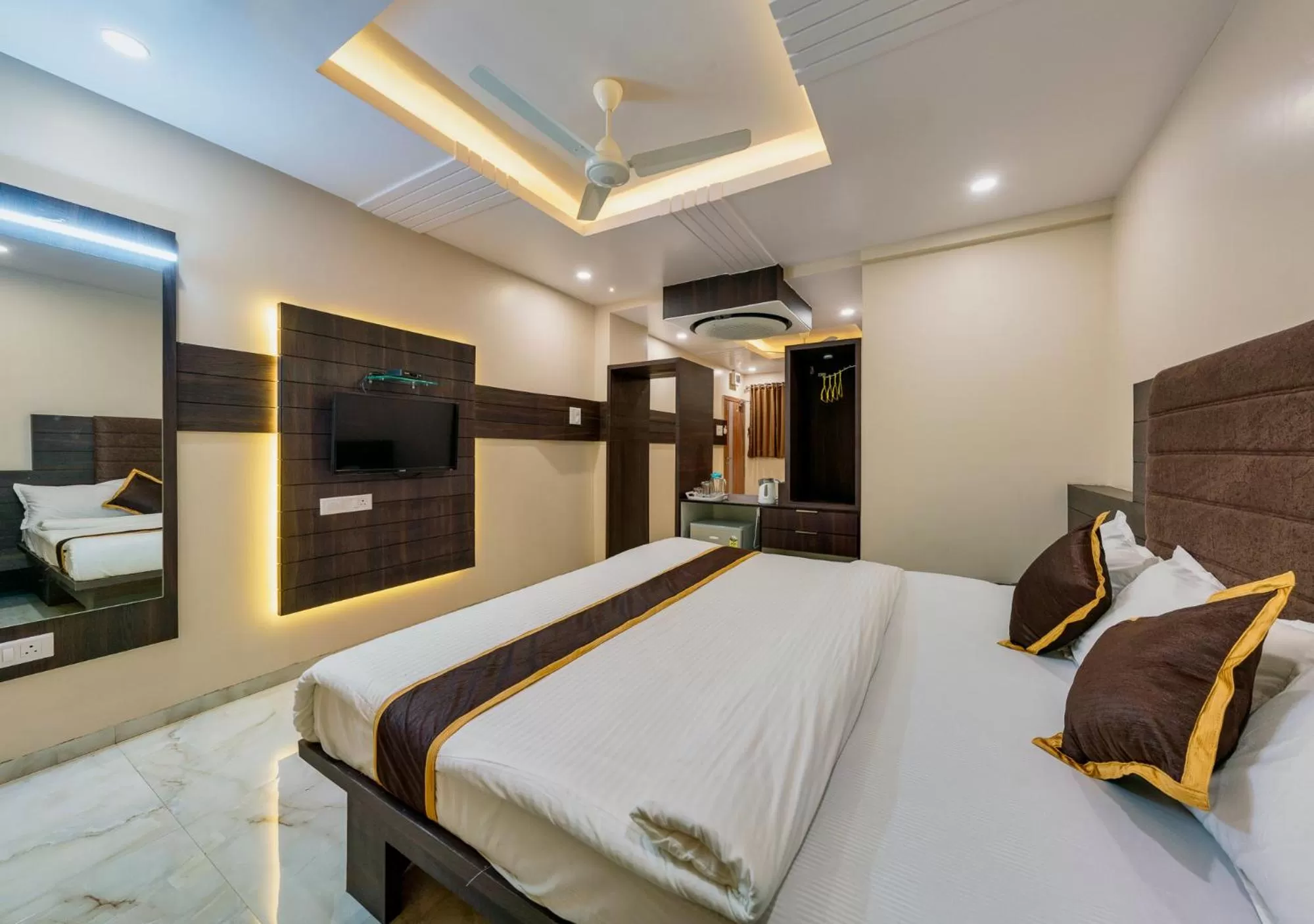 Bed in Hotel Aatithya Satkar Near Mahalaxmi Temple