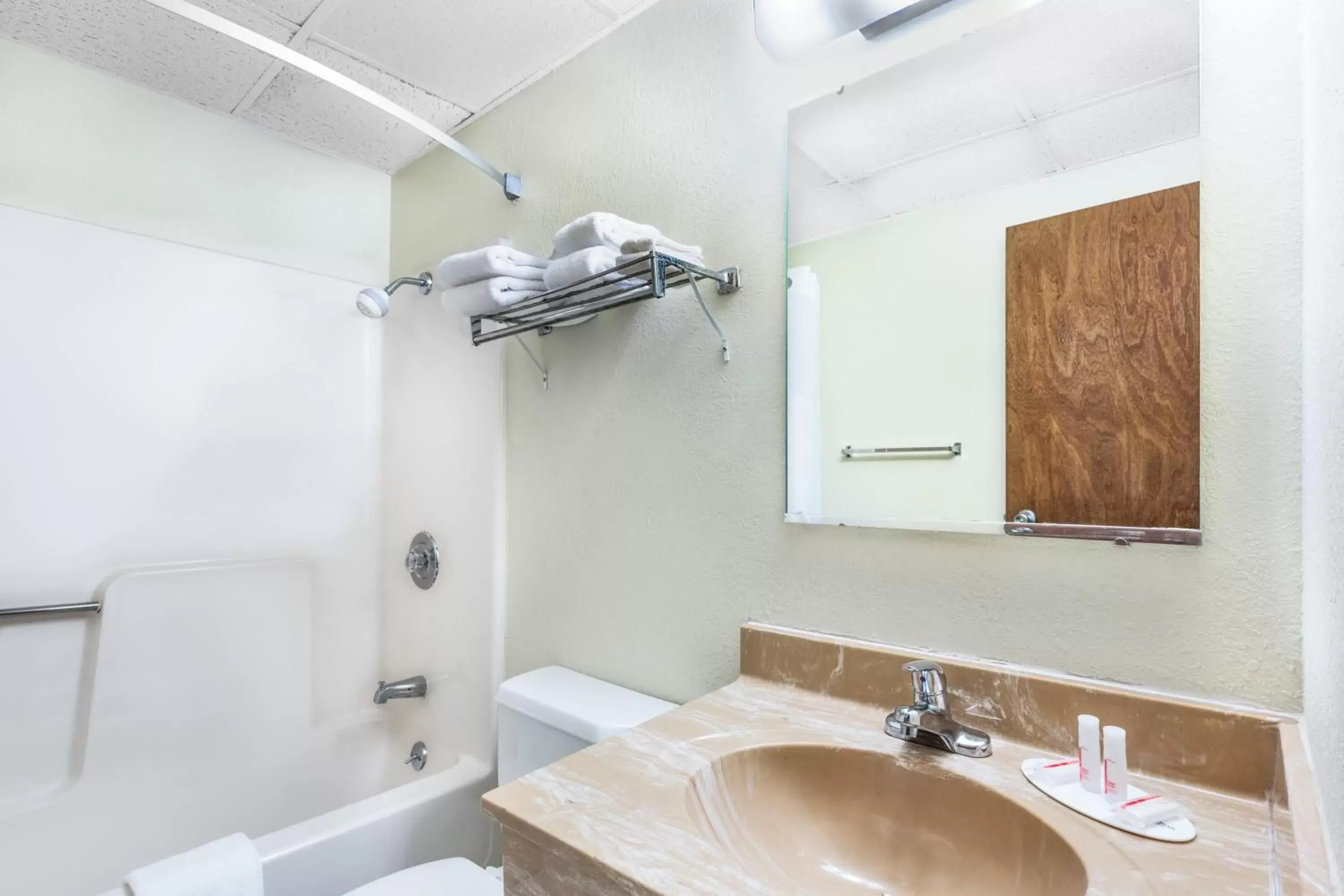 Queen Room - Non-Smoking in Days Inn by Wyndham Warrensburg Queen Room - Non-Smoking in Days Inn by Wyndham Warrensburg