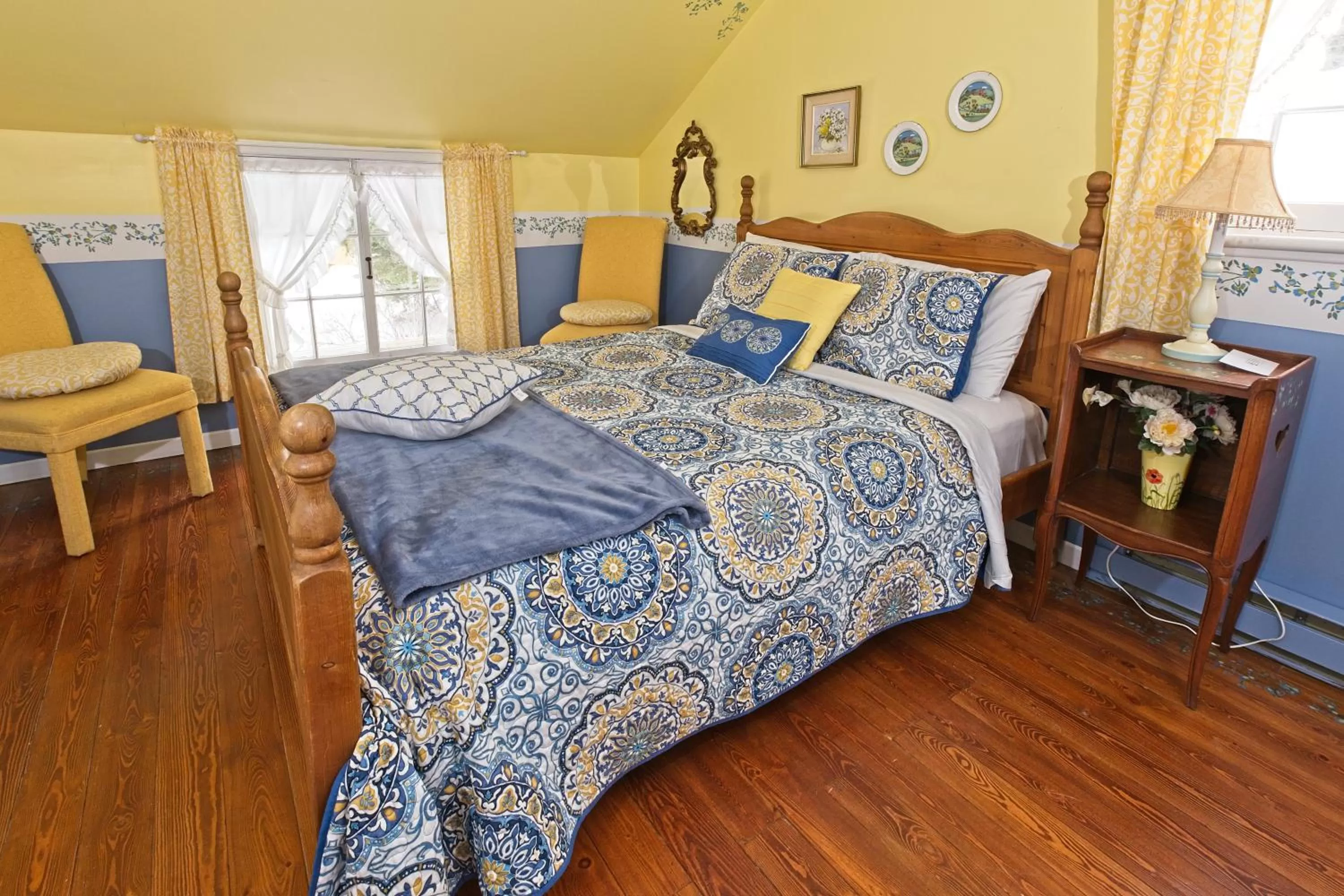 Photo of the whole room, Bed in Auberge sur la Côte