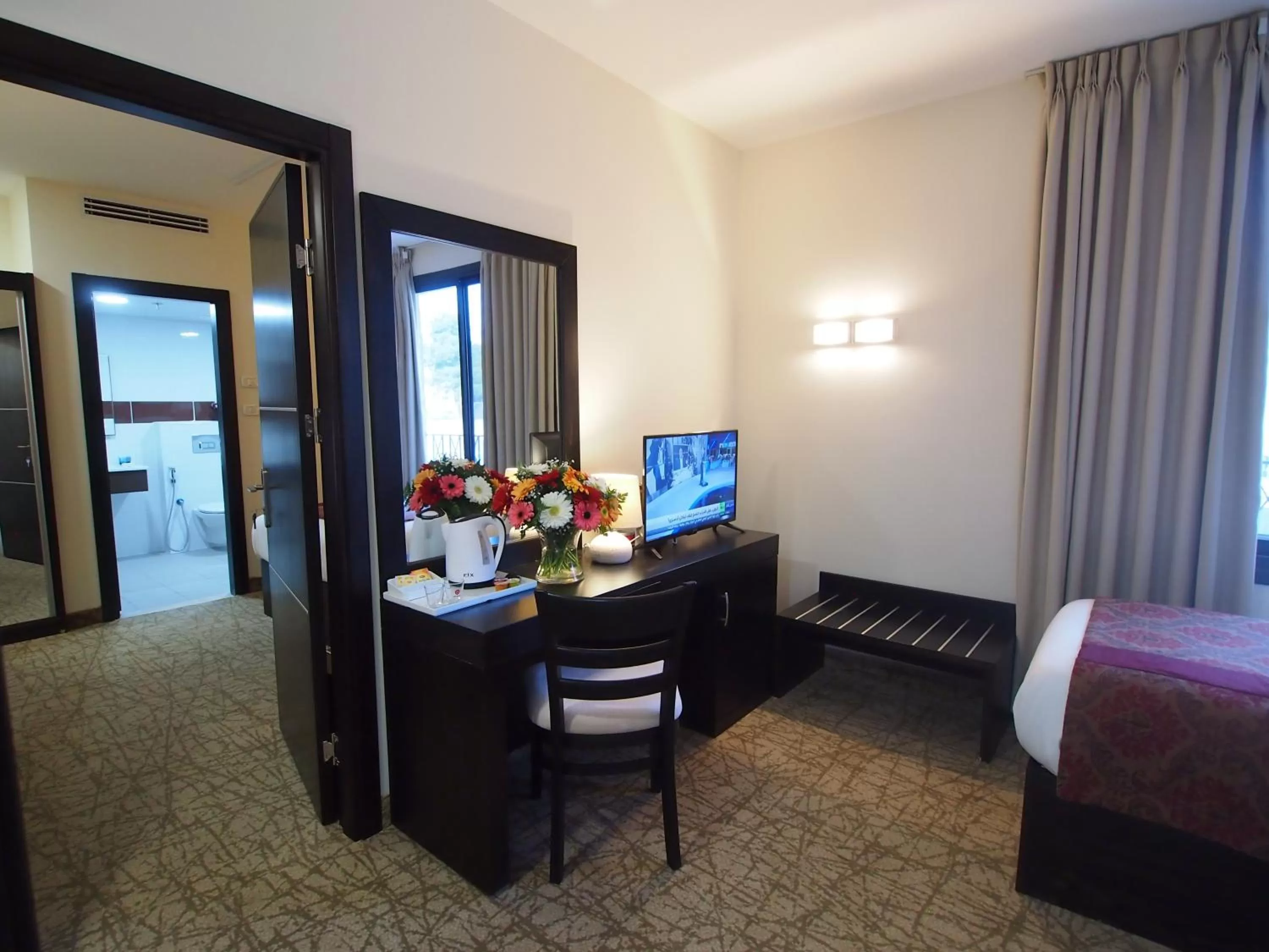 Photo of the whole room, Bed in New Capitol Hotel - Jerusalem