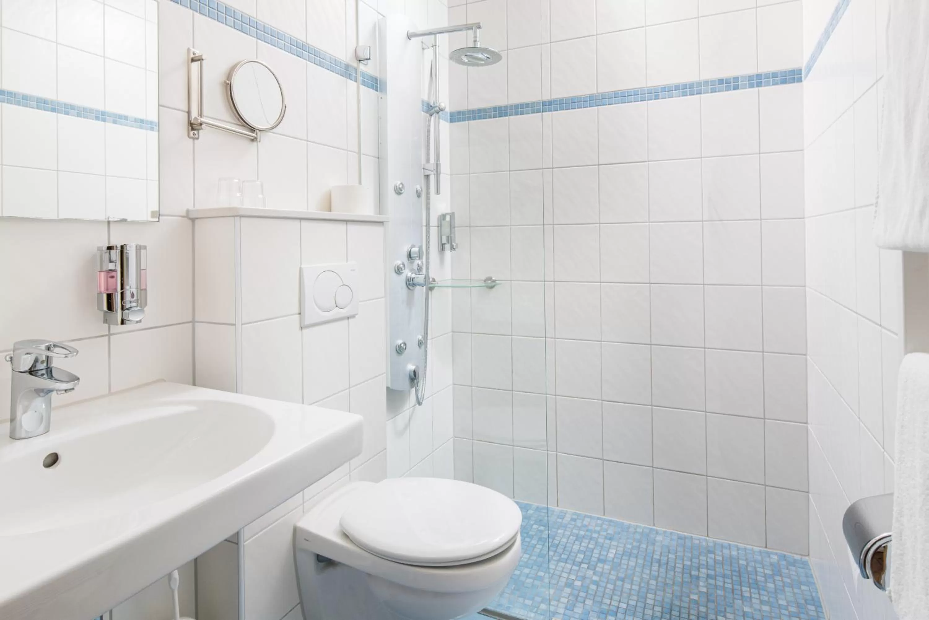 Bathroom in Schäfers Hotel, Self-Check-in, Cafe und Bäcker am Hotel