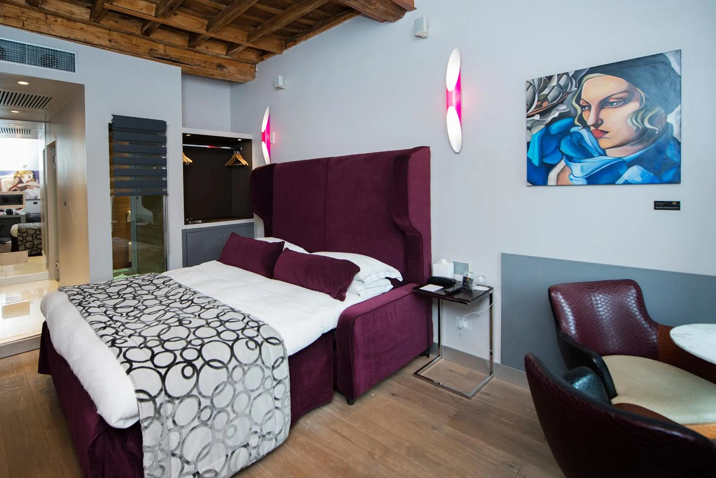 Shower, Bed in Torre Argentina Relais - Residenze di Charme