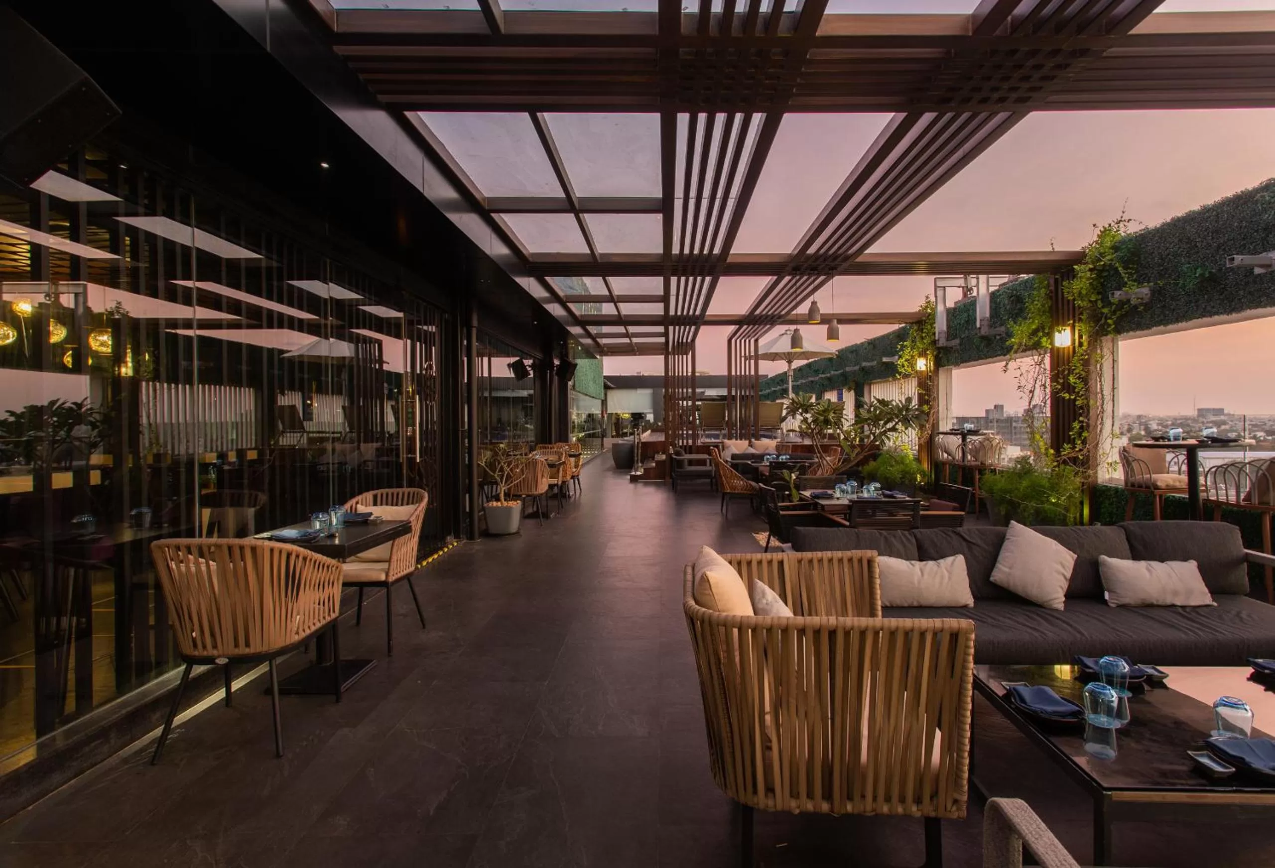 Restaurant/places to eat in Novotel Chennai Chamiers Road