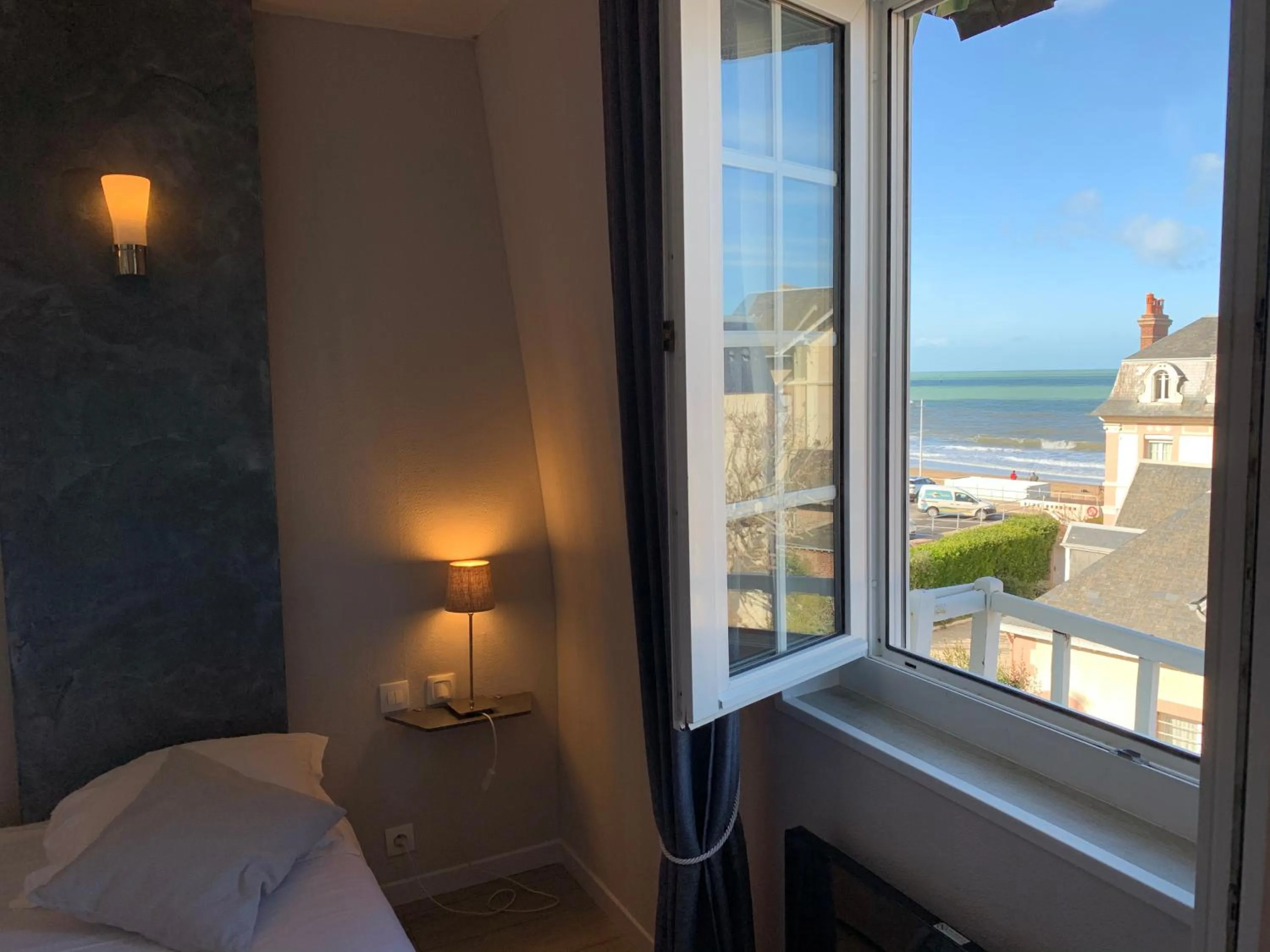 Sea view, Bed in Hôtel de la Plage