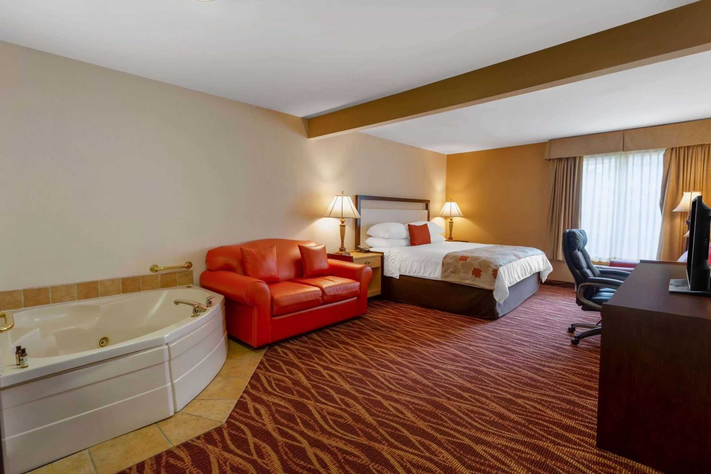 Hot Tub, Bed in Hawthorn Suites by Wyndham Allentown-Fogelsville