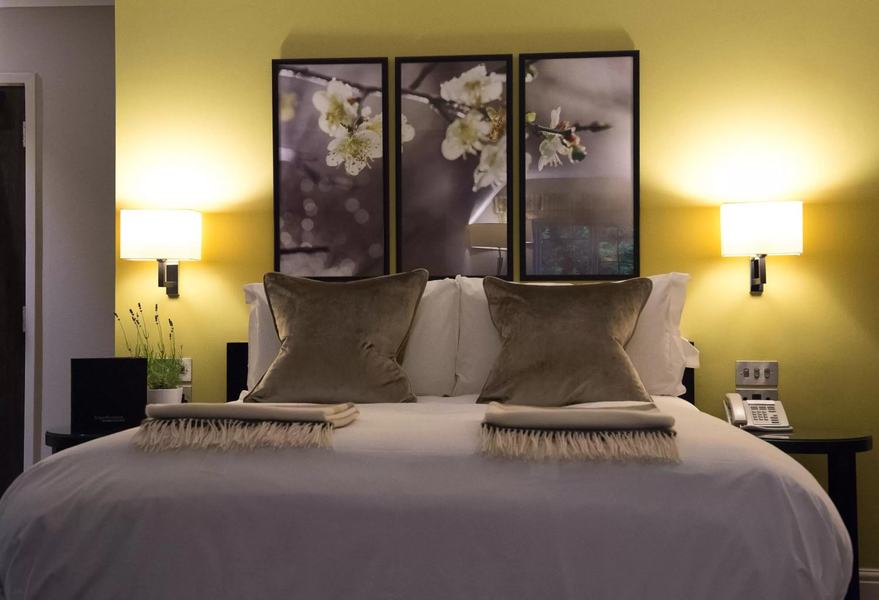 Bedroom, Bed in Hogarths Stone Manor