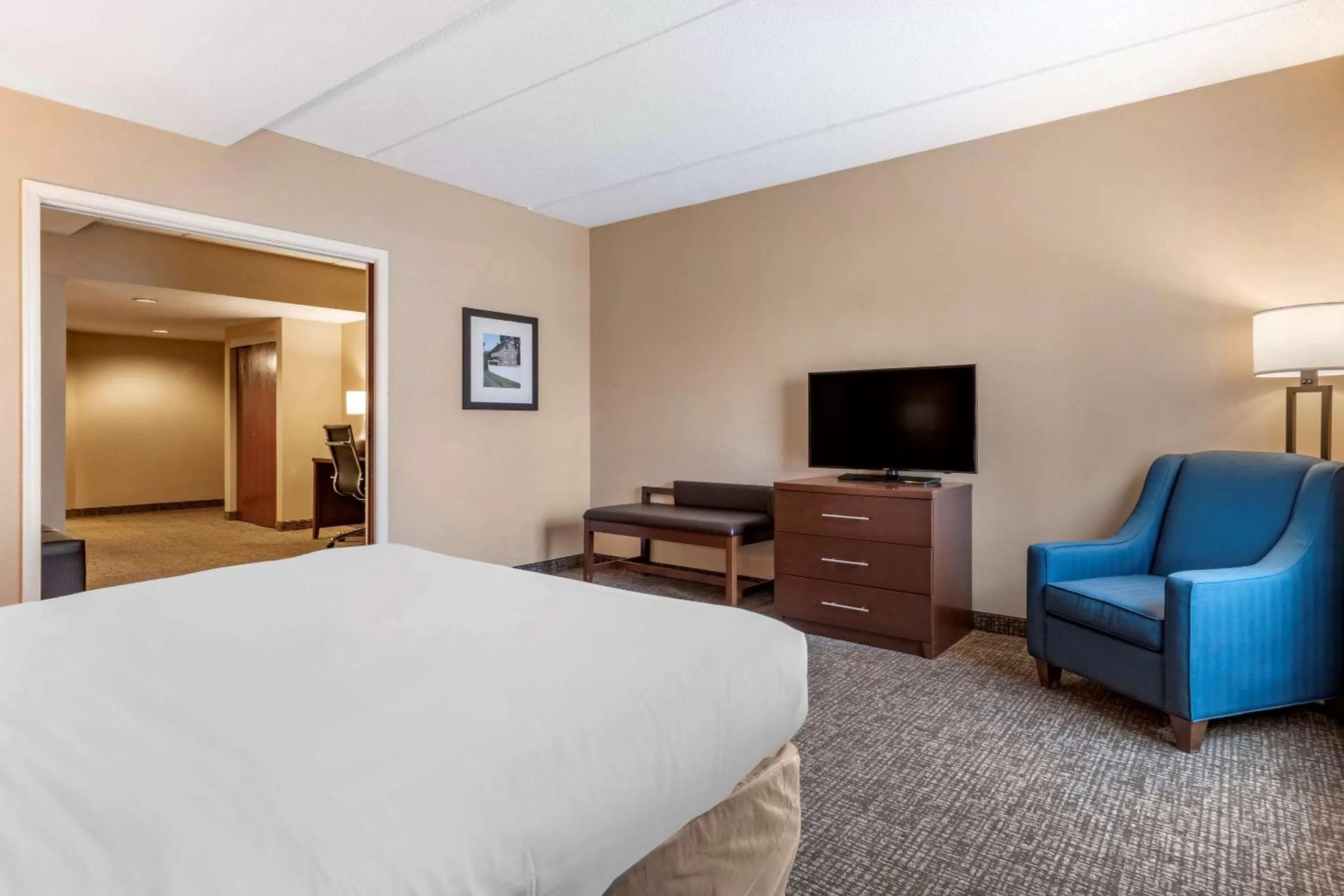 Photo of the whole room, Bed in Comfort Suites Downtown Carlisle