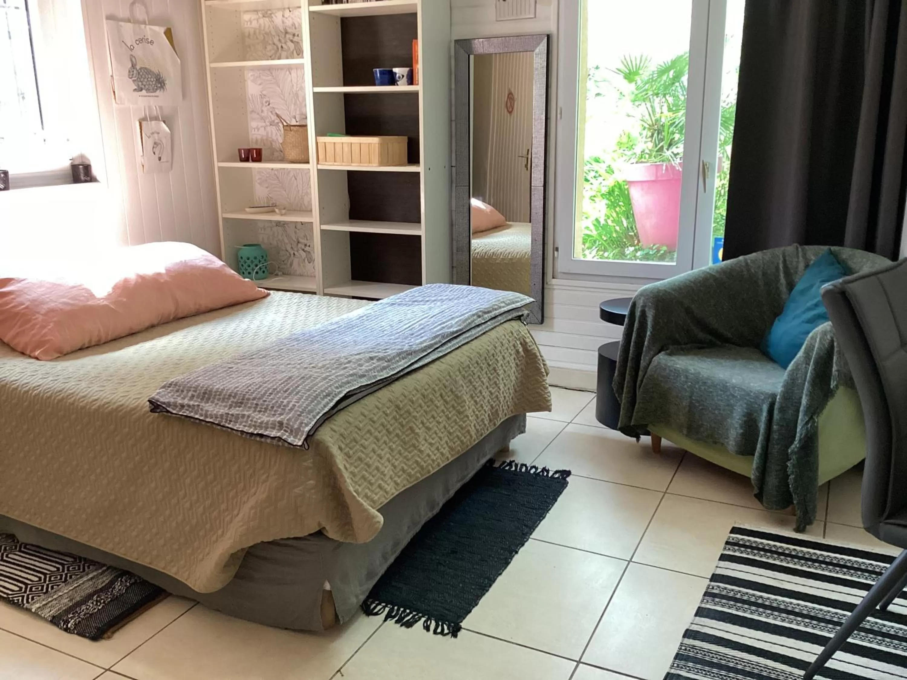 Photo of the whole room, Bed in Maisonnette Nantes