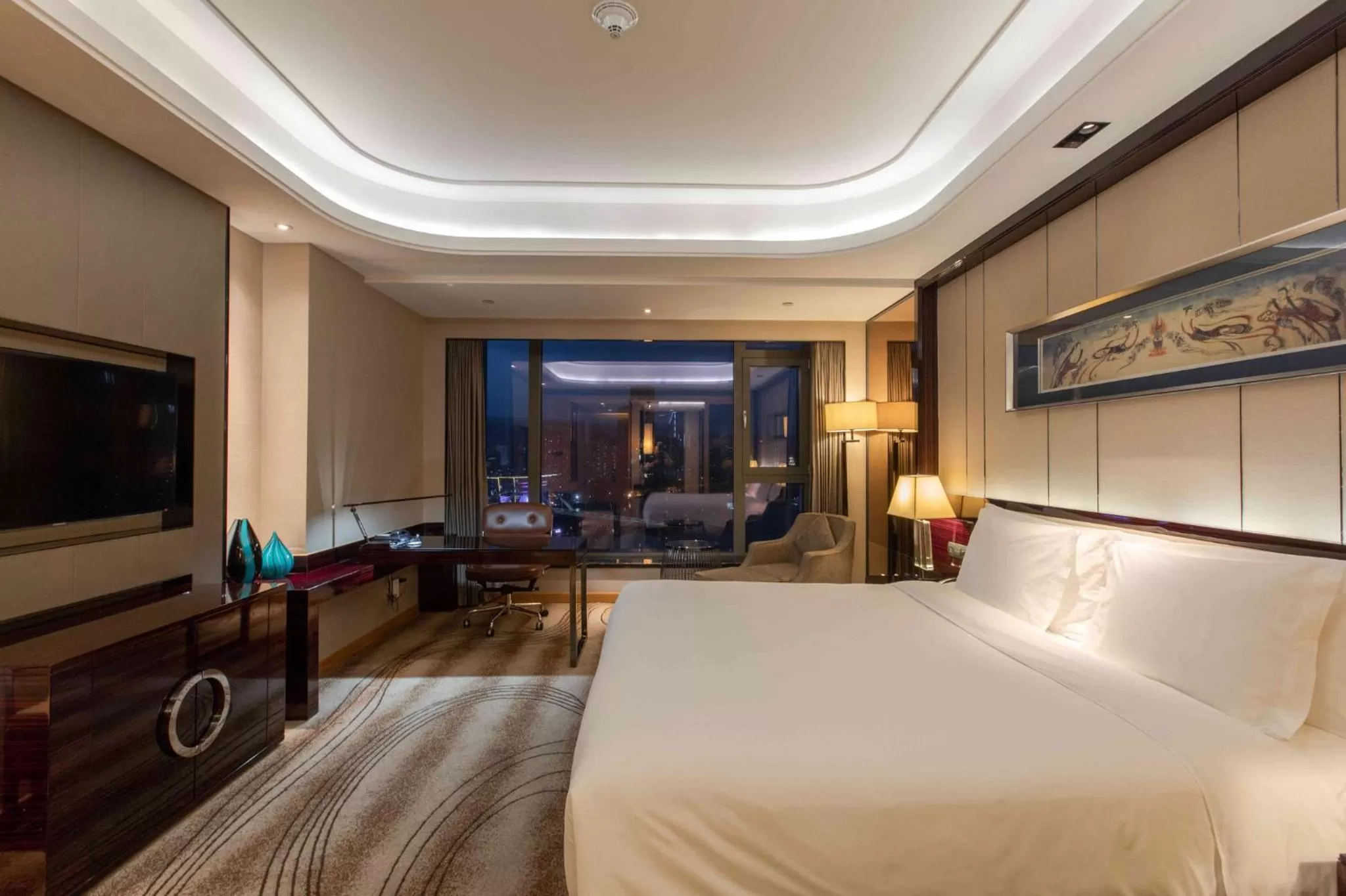 Photo of the whole room, Bed in Crowne Plaza Hotel Lanzhou by IHG