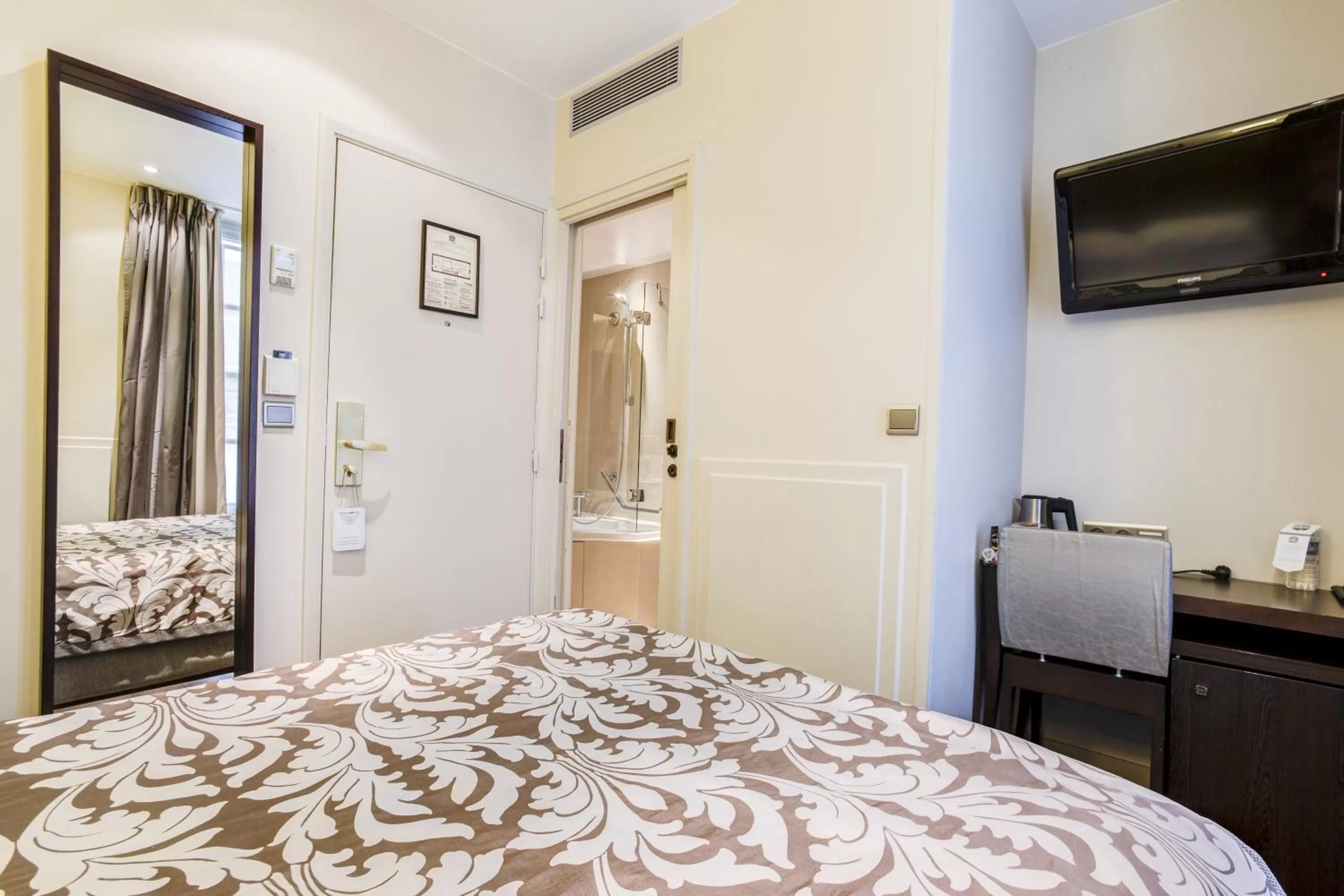 Bed in Hôtel Paris Louvre Opéra