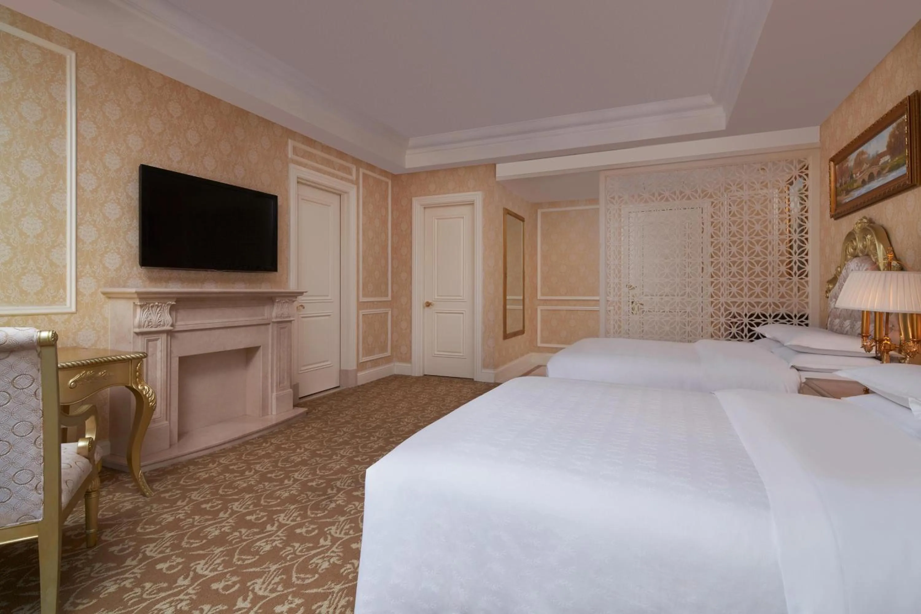 Photo of the whole room, Bed in Sheraton Chongqing Hotel