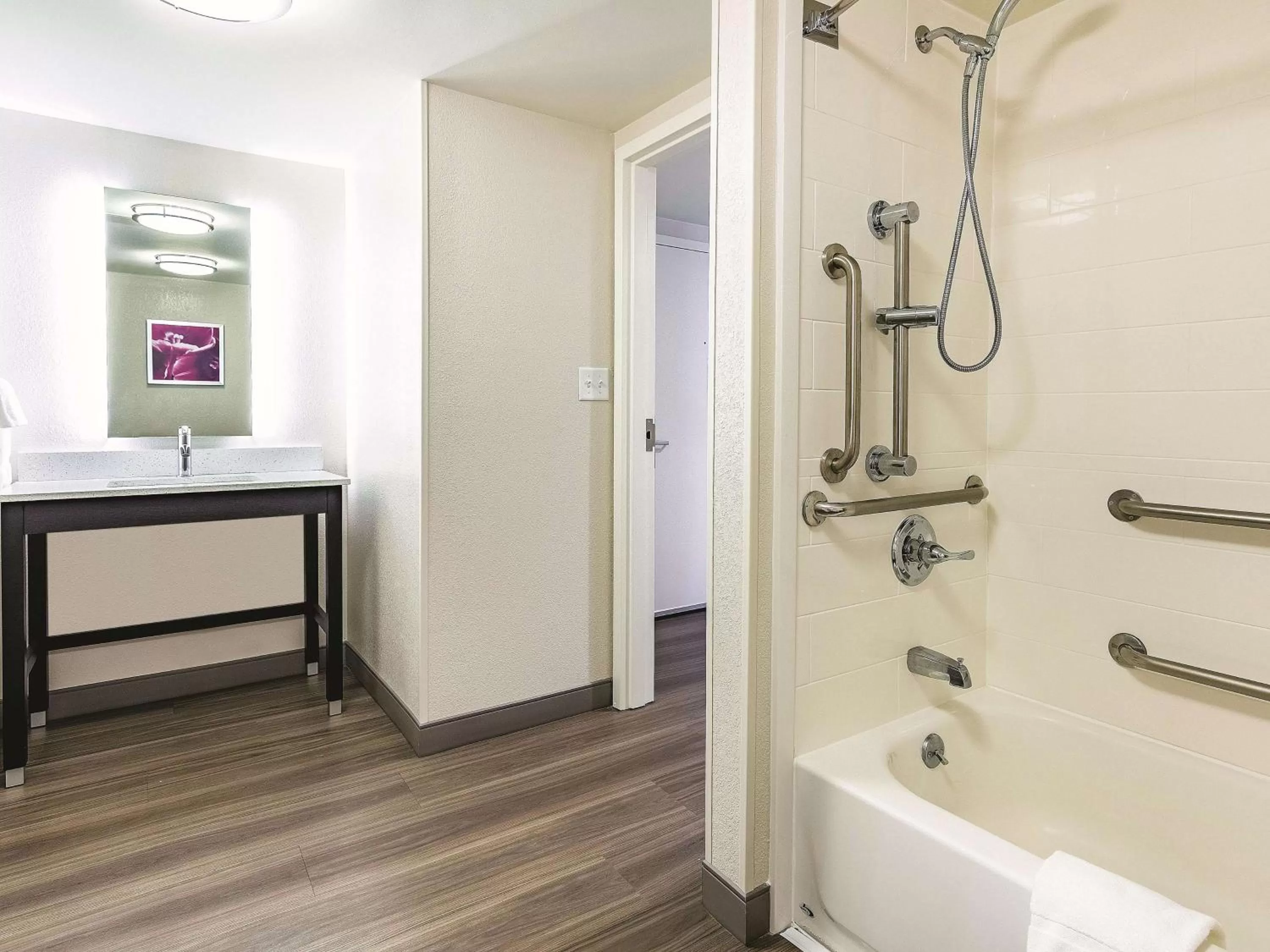 Photo of the whole room in La Quinta by Wyndham Salem NH