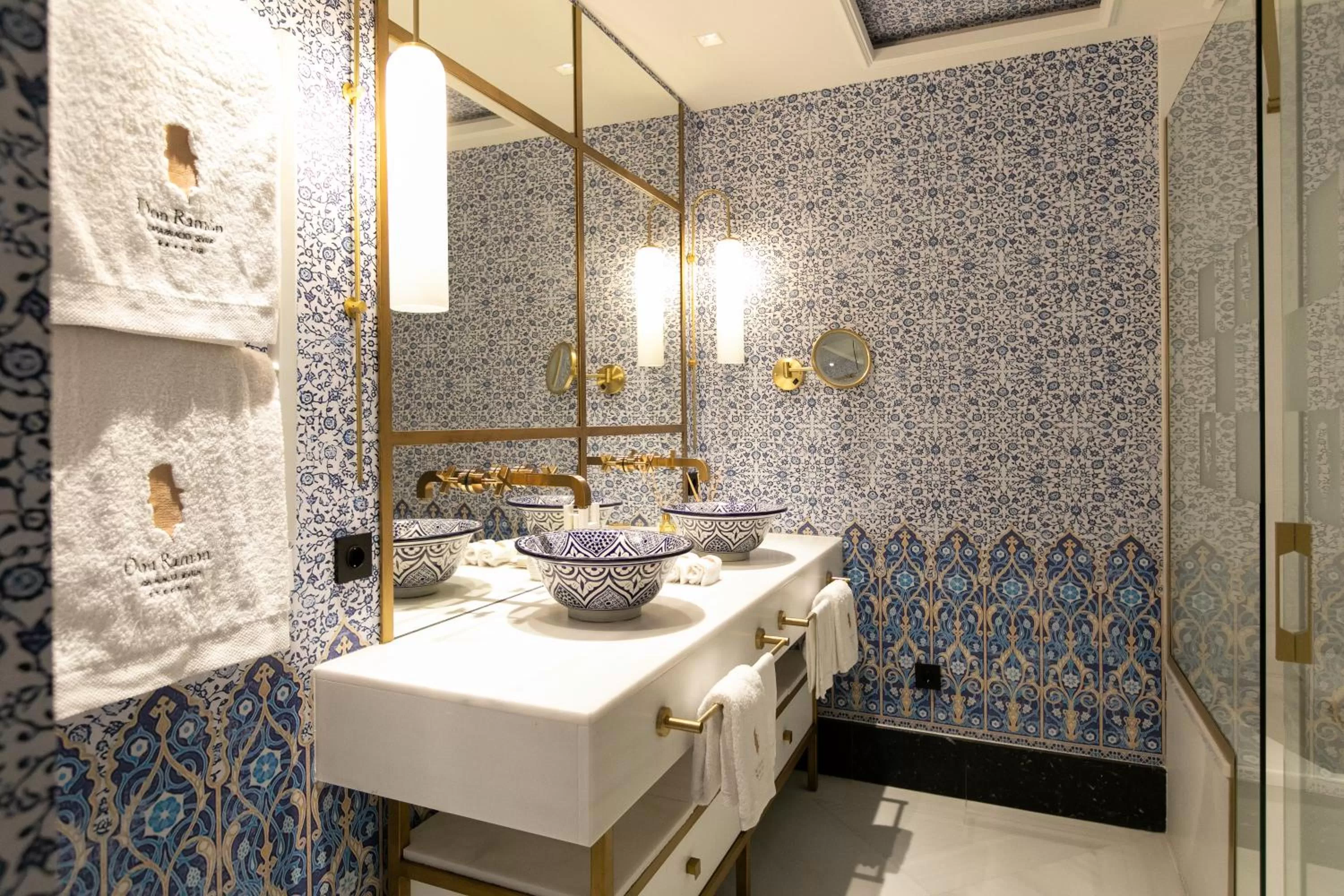 Shower, Bed in Hotel Casa Palacio Don Ramón