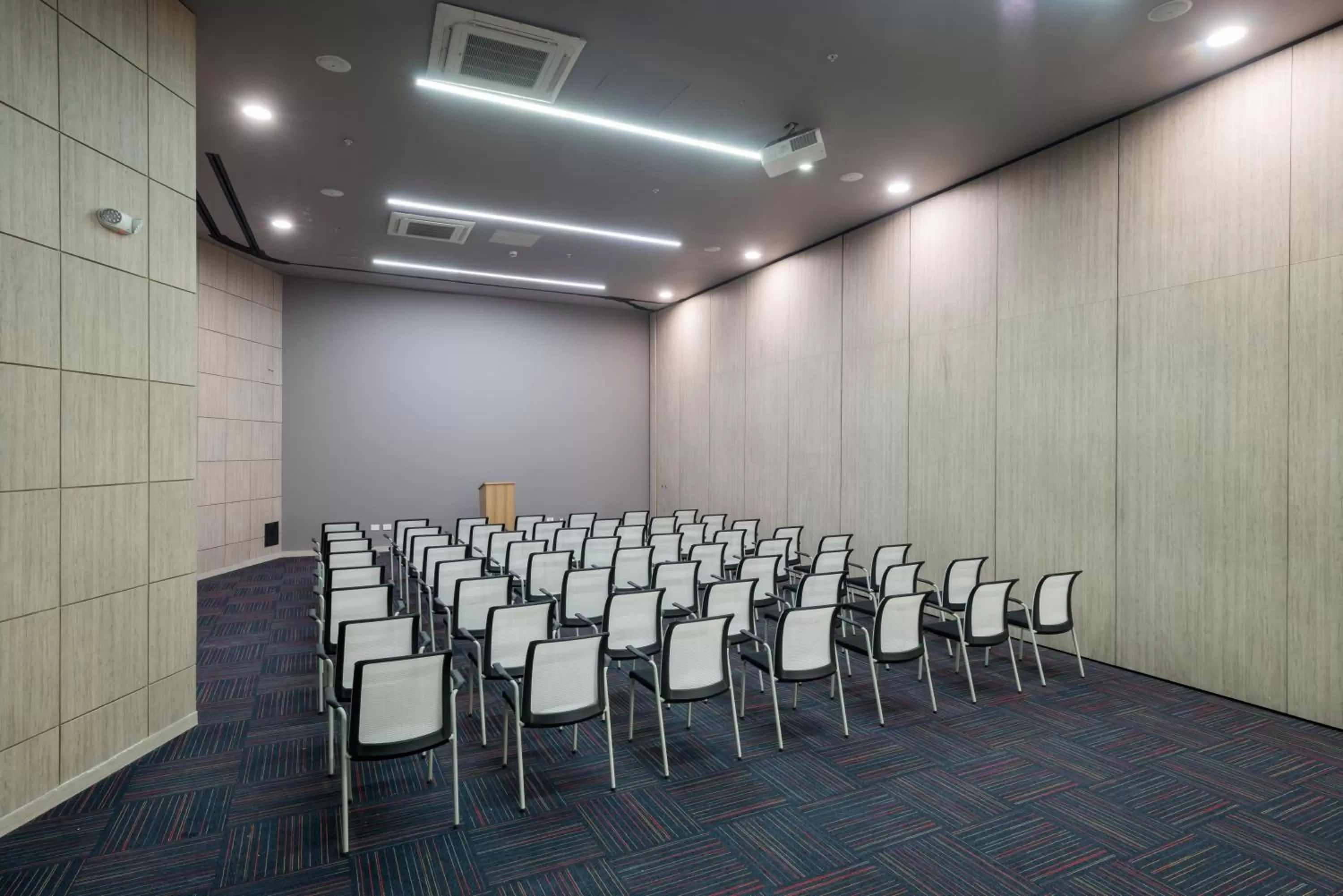 Meeting/conference room in Crowne Plaza Barranquilla by IHG