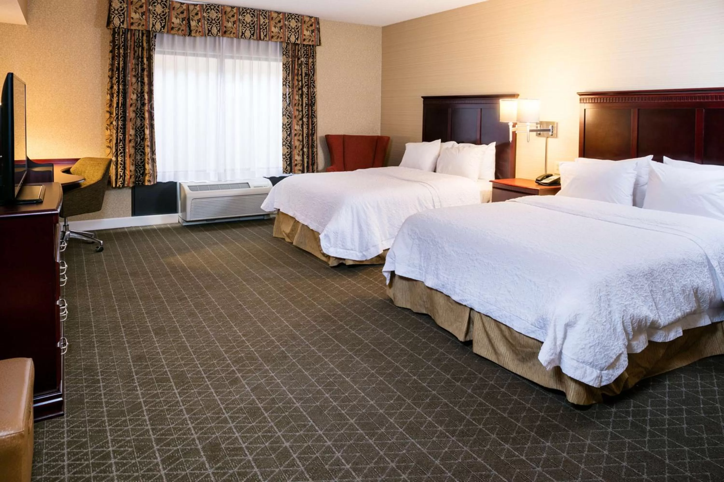 Bed in Hampton Inn & Suites Toledo-Perrysburg