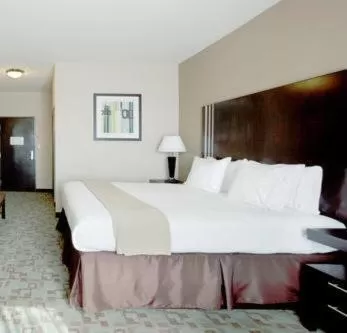 Bed in Holiday Inn Express Hotel & Suites Houston NW Beltway 8-West Road by IHG