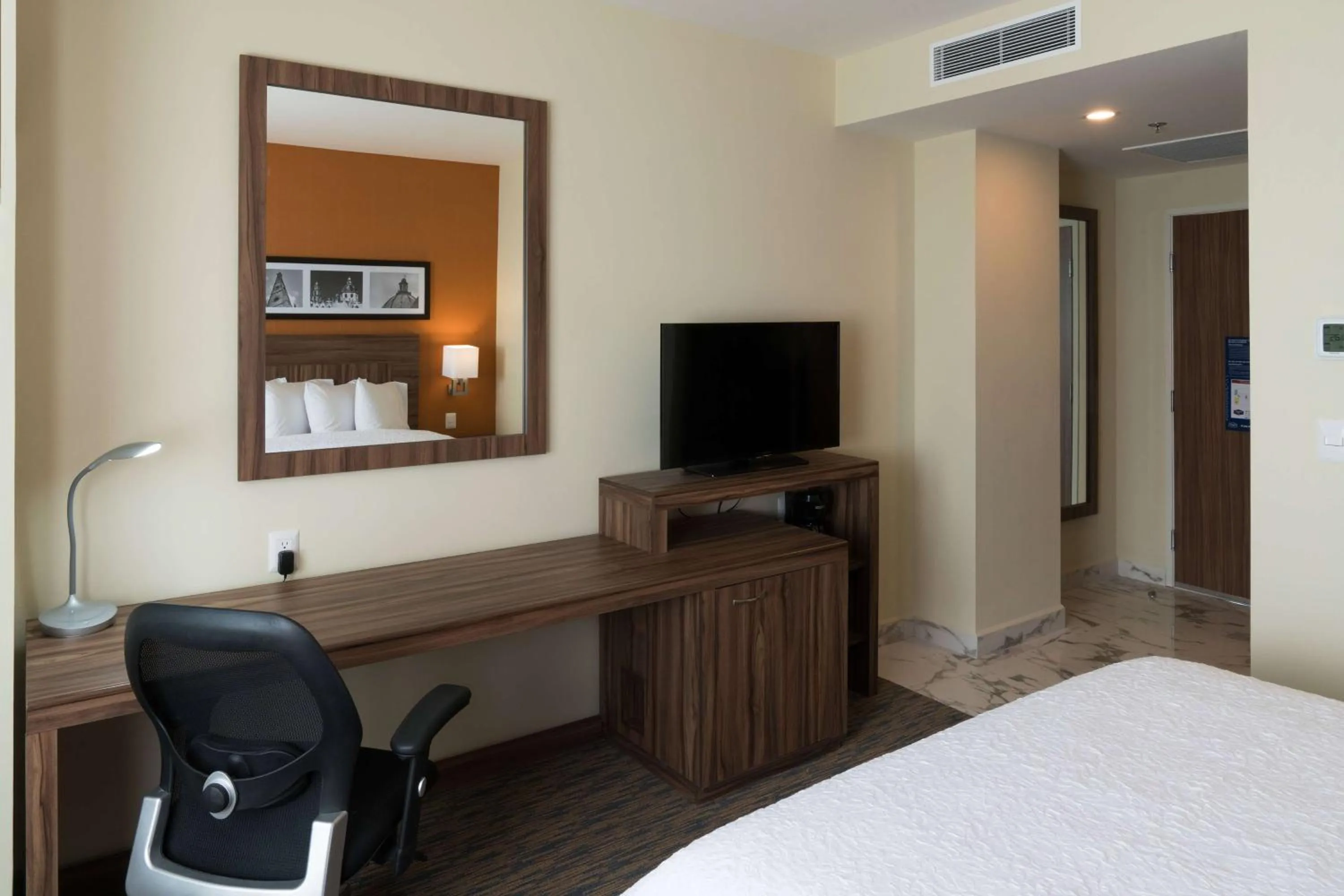Coffee/tea facilities, Bed in Hampton Inn by Hilton Irapuato