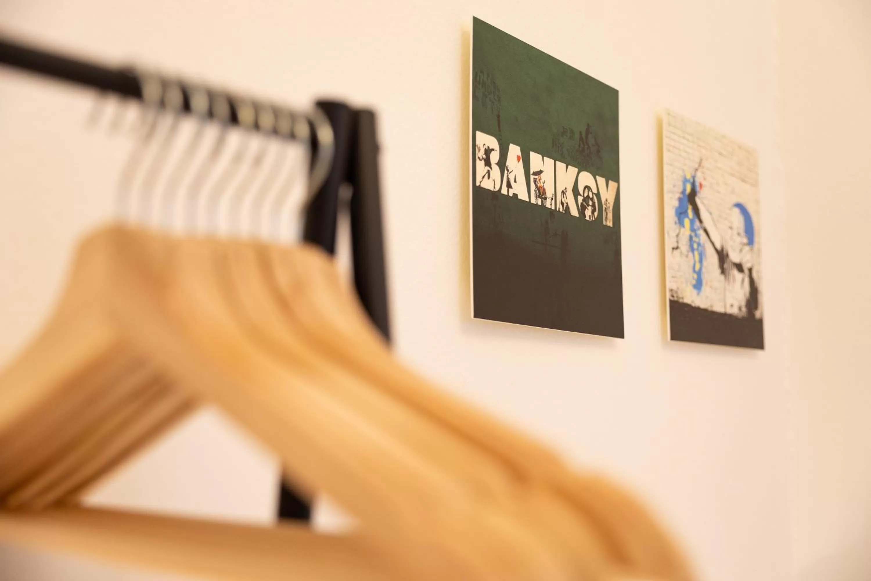 wardrobe in Ko-Living Space an der Oper - Street Art Design Apartments