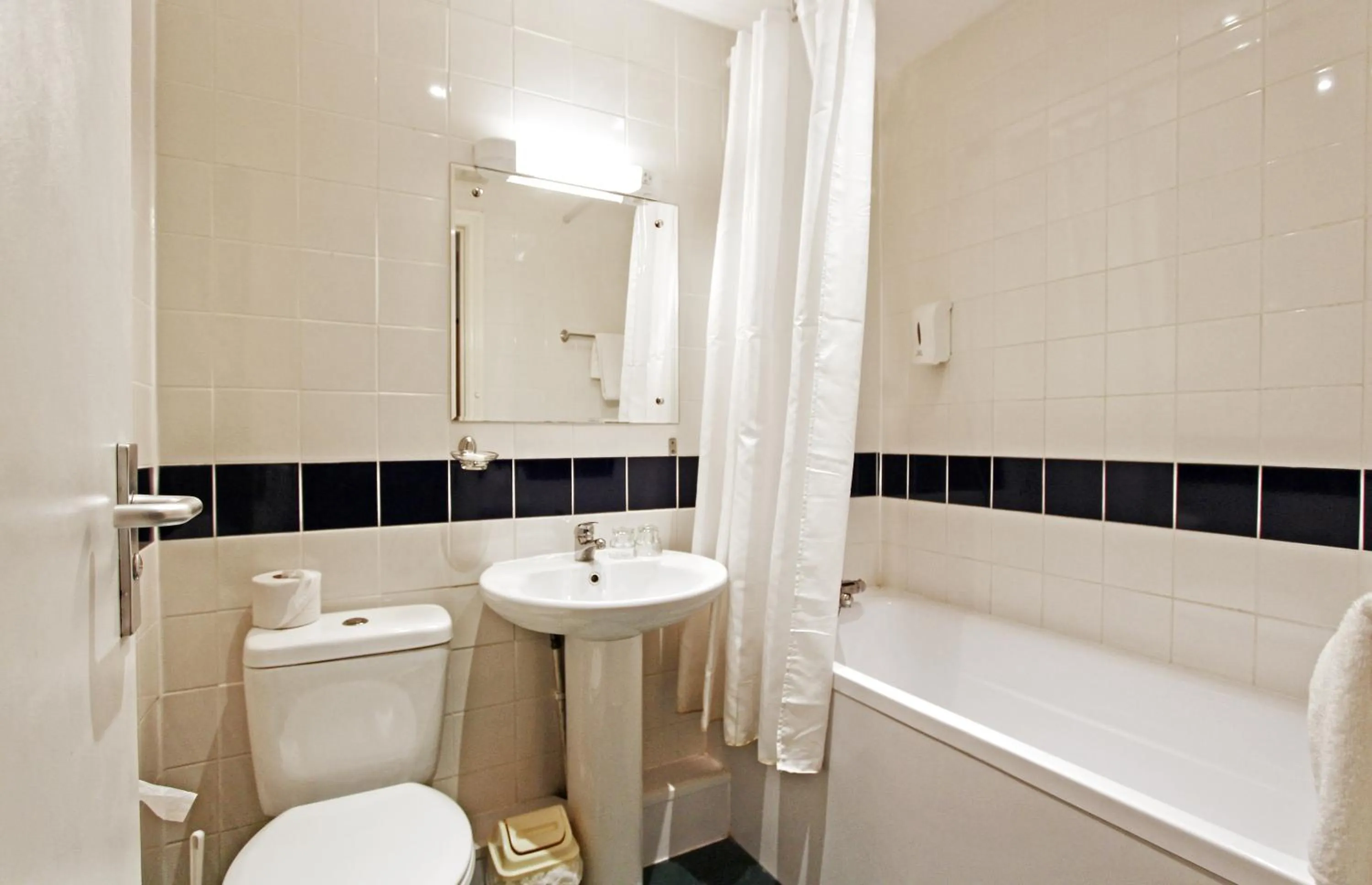 Shower in Carrington House Hotel