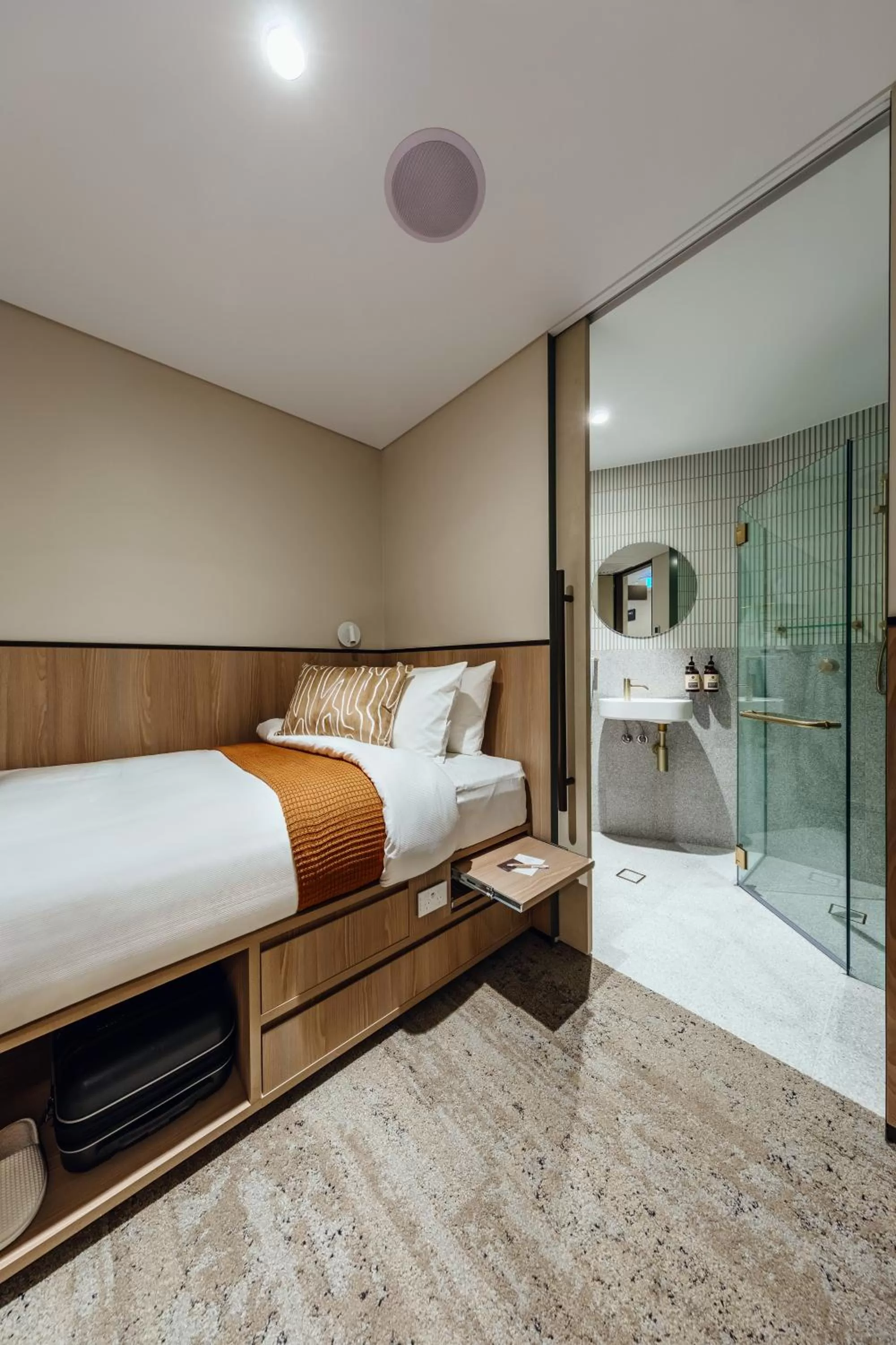 Bathroom, Bed in Aerotel Sydney - Inside International Terminal Airport
