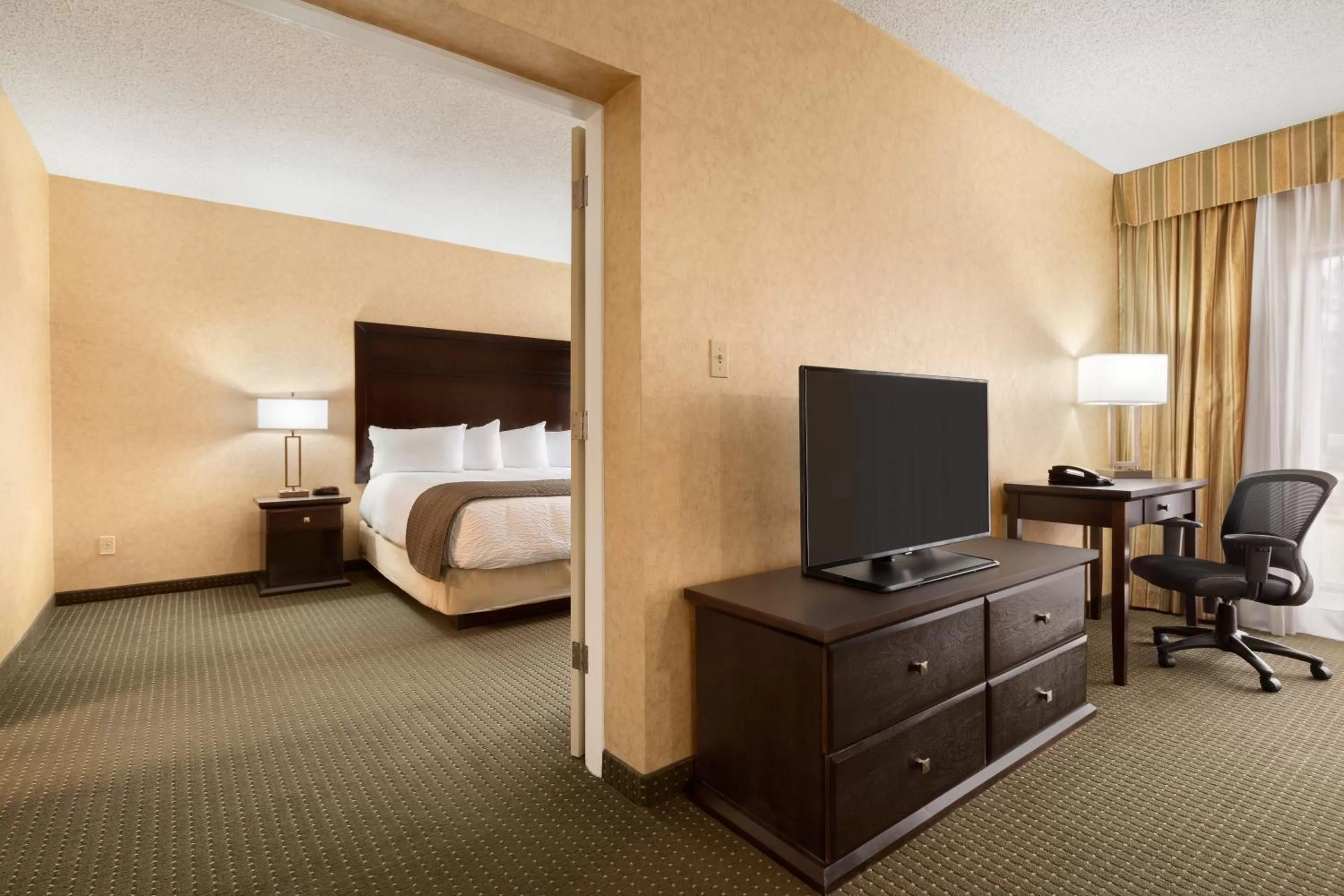 TV and multimedia, Bed in Days Inn by Wyndham Cranbrook Conference Centre
