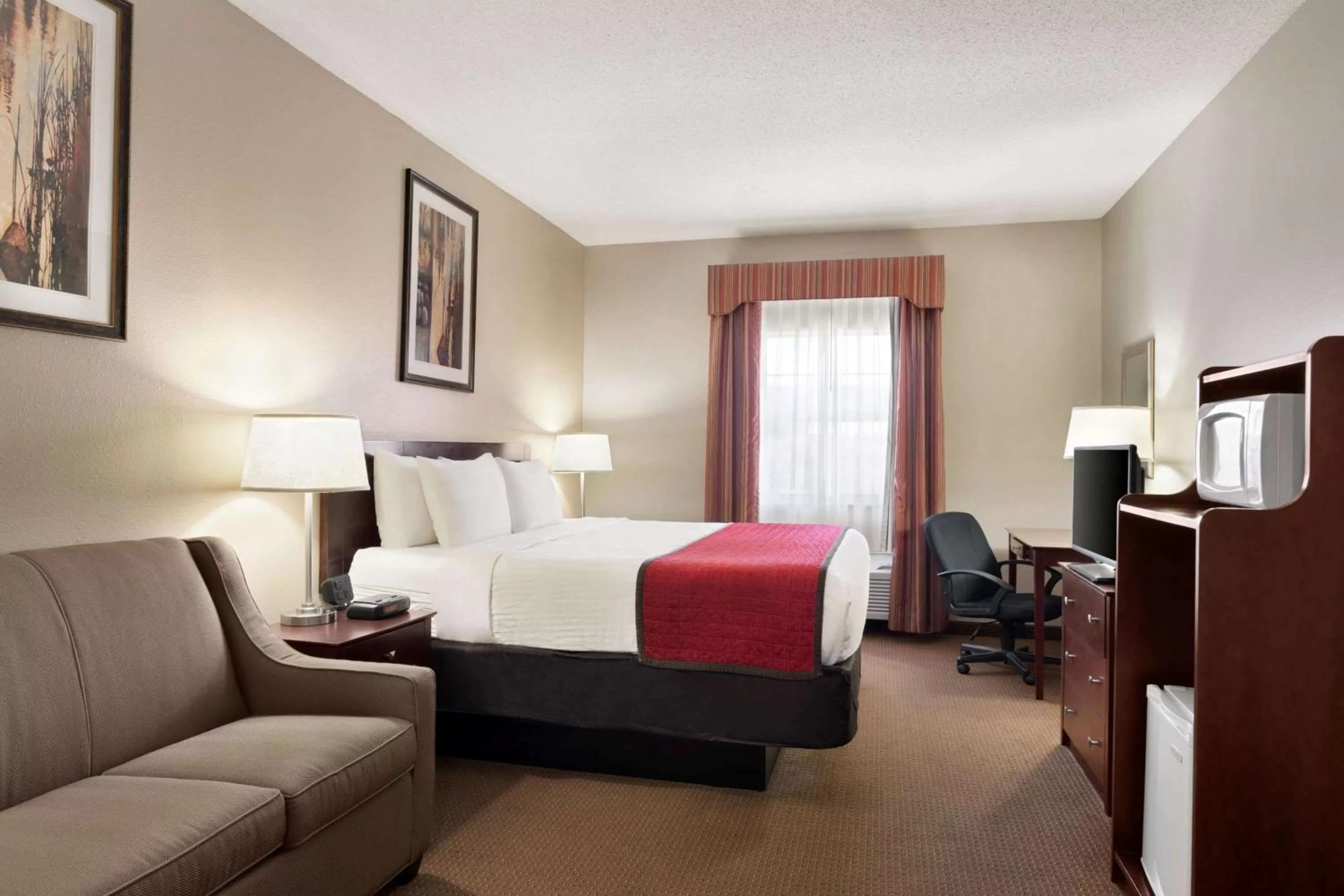 Photo of the whole room, Bed in Ramada by Wyndham Elizabethtown