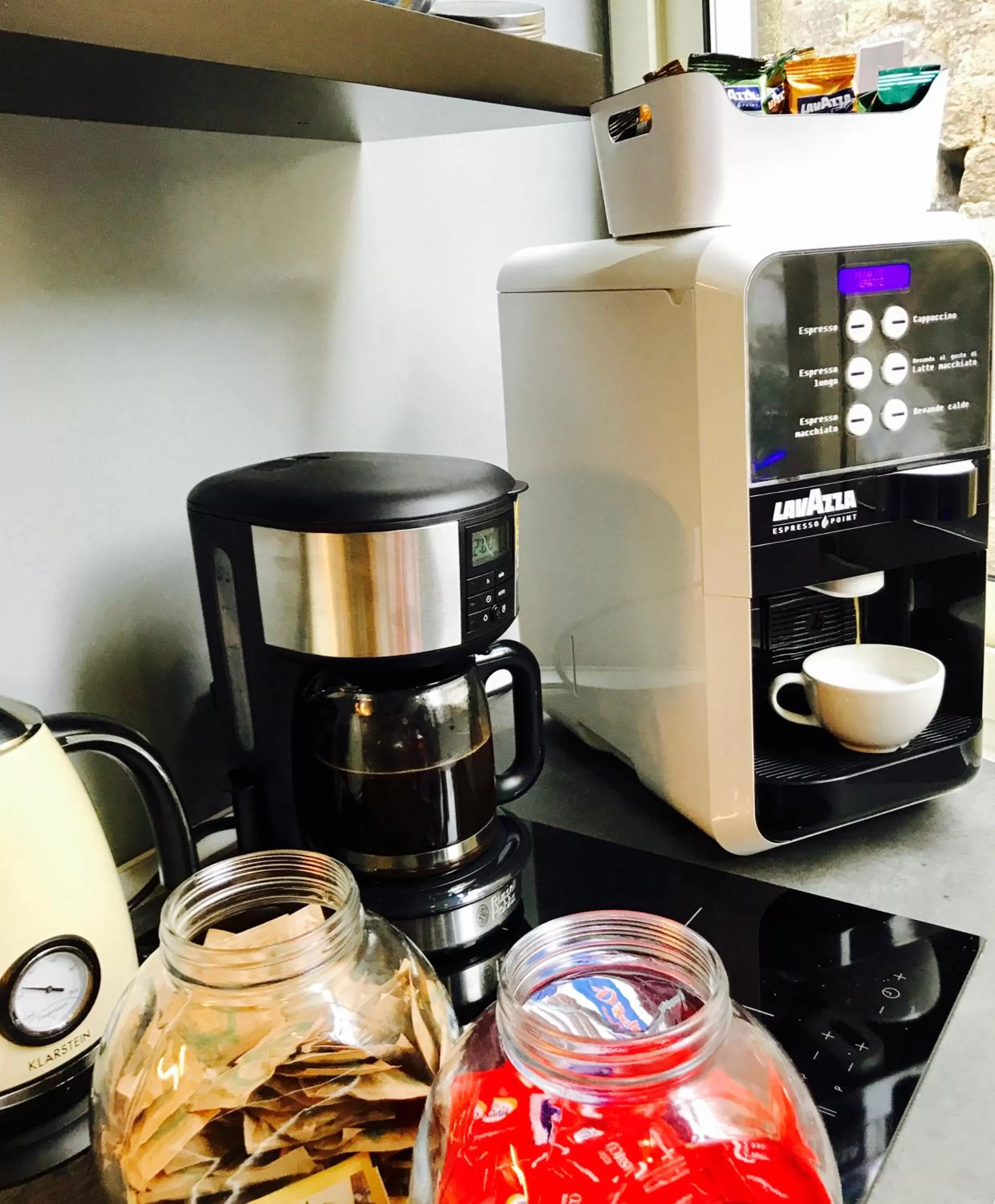 Coffee/tea facilities in Bourbon House