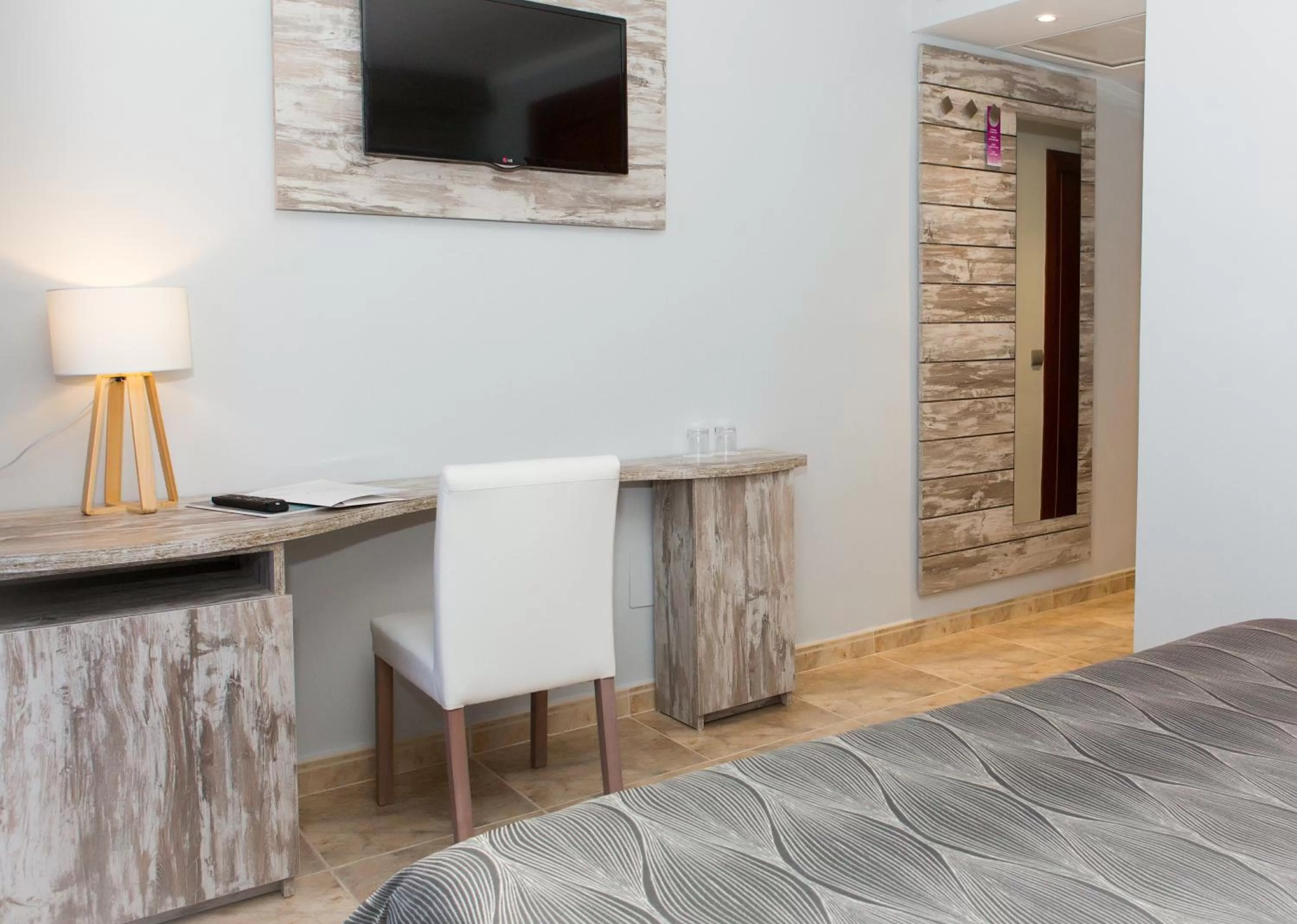 TV and multimedia in Hotel Bahia del Sol