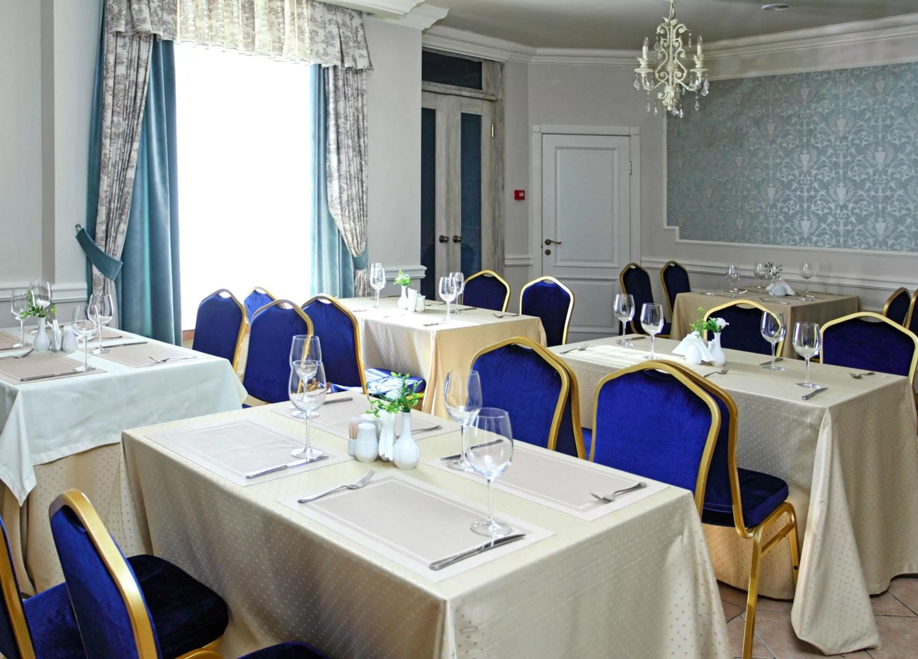 Restaurant/Places to Eat in Royal Olympic Hotel