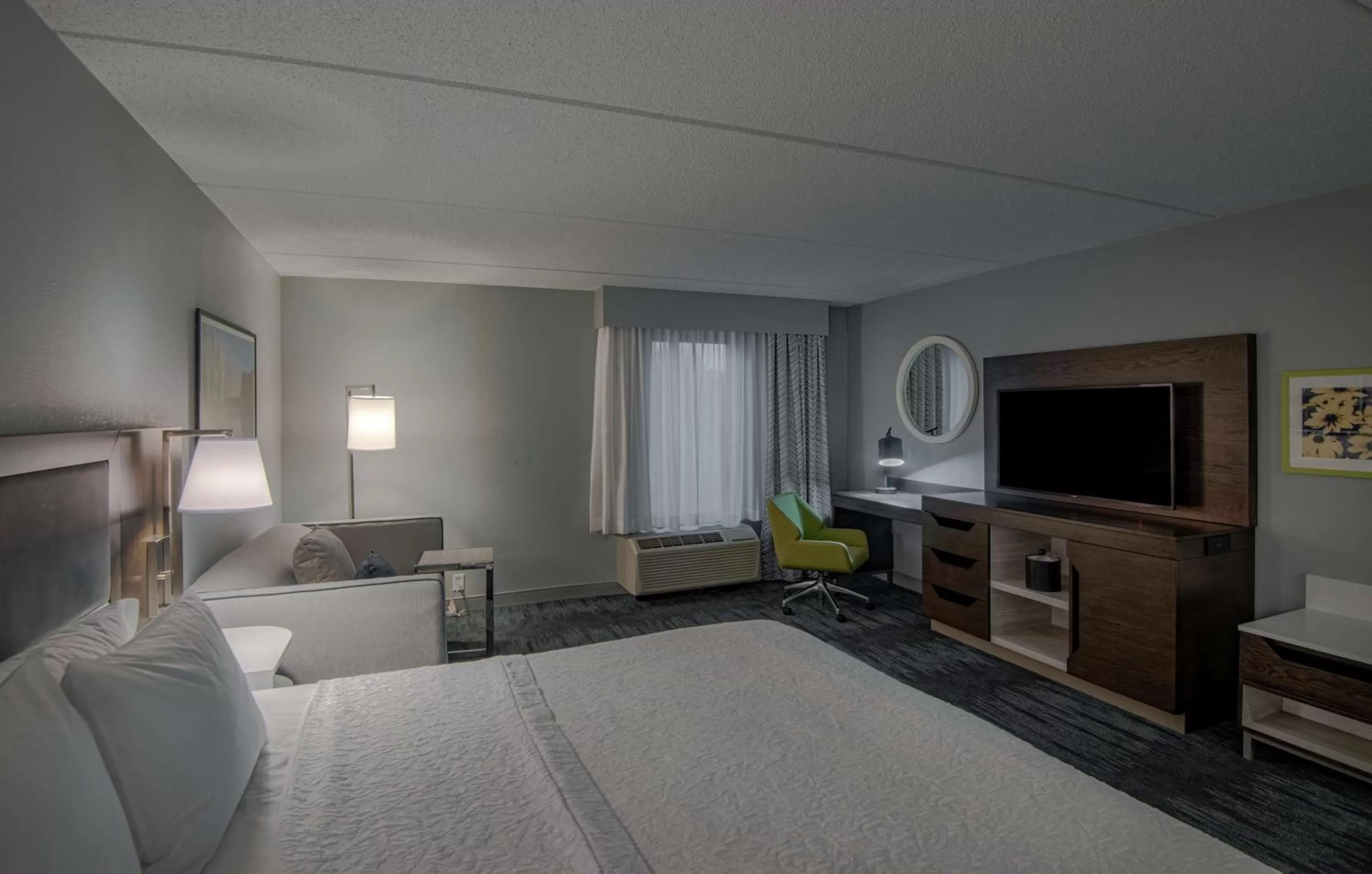 Bedroom, Bed in Hampton Inn Waldorf