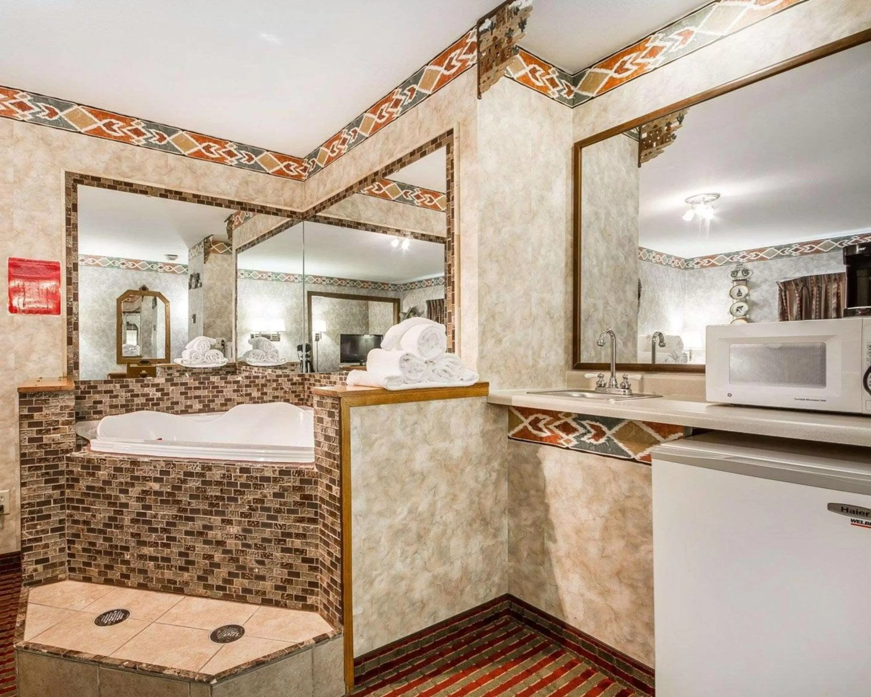 Photo of the whole room in Rodeway Inn & Suites Madison East