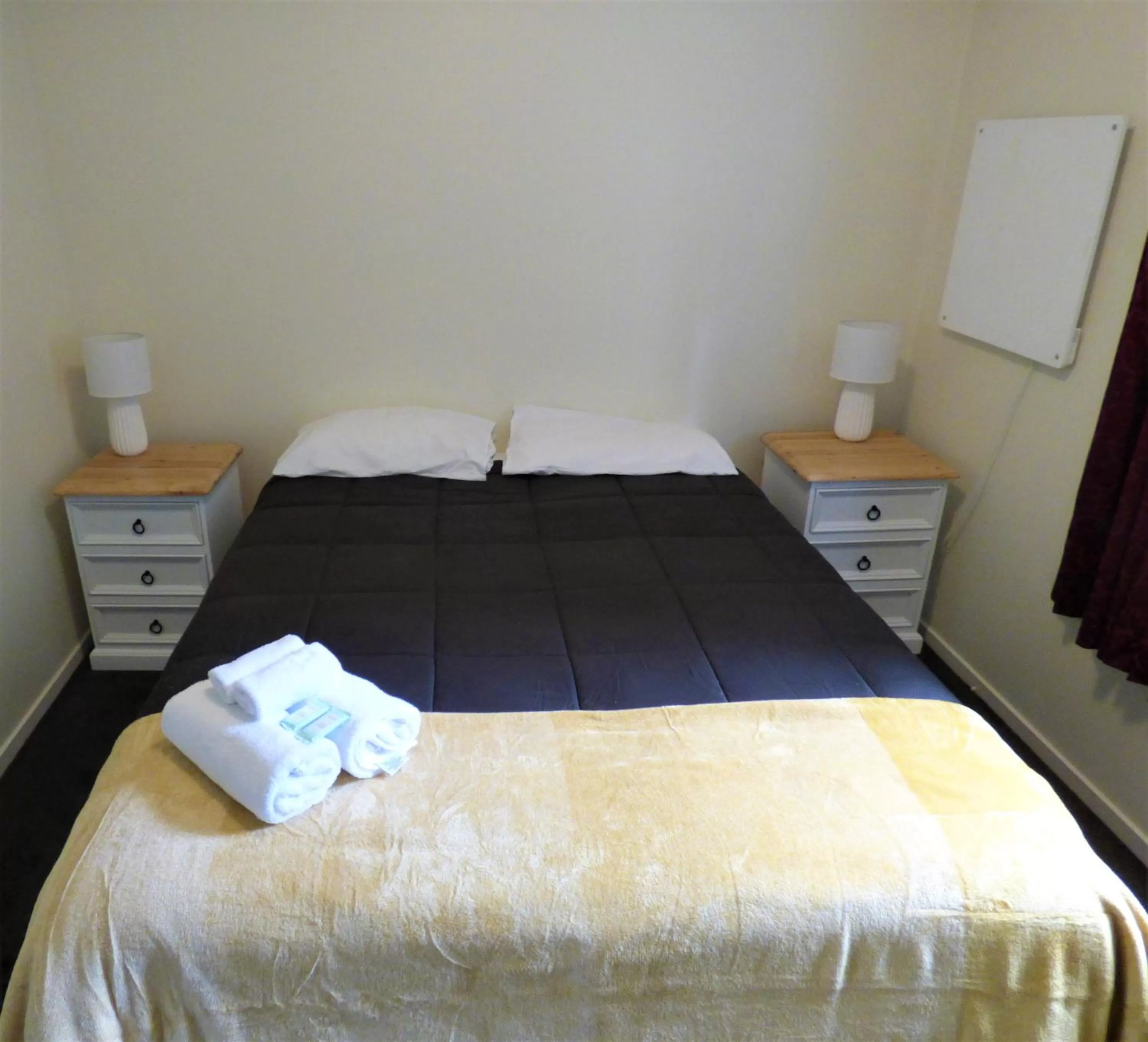 Bed in Sahara Motels