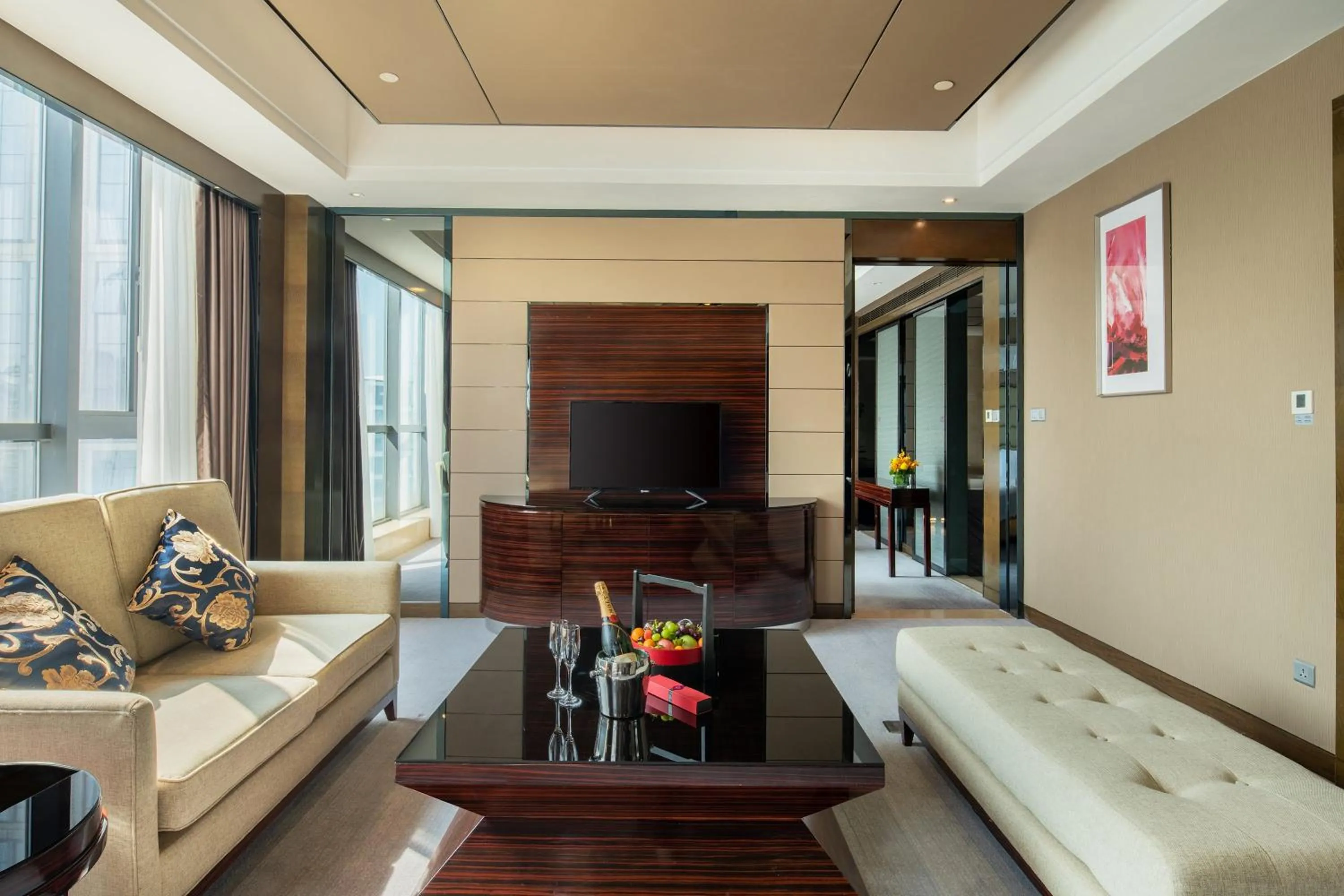 Photo of the whole room in Crowne Plaza Shenzhen Longgang City Centre by IHG