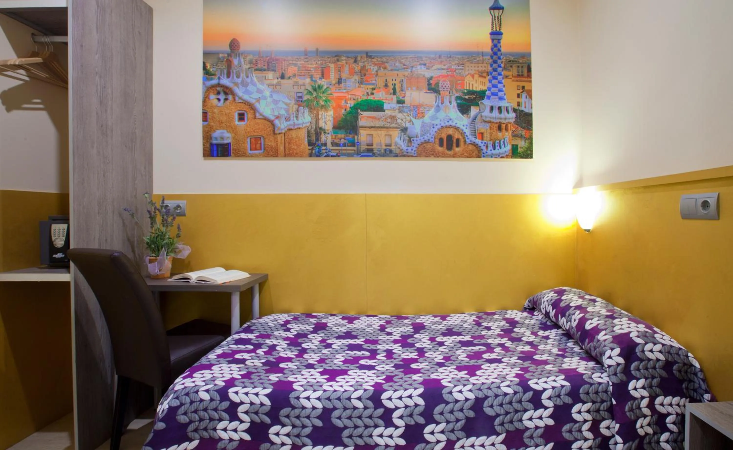 Photo of the whole room, Bed in Hostal Barcelona