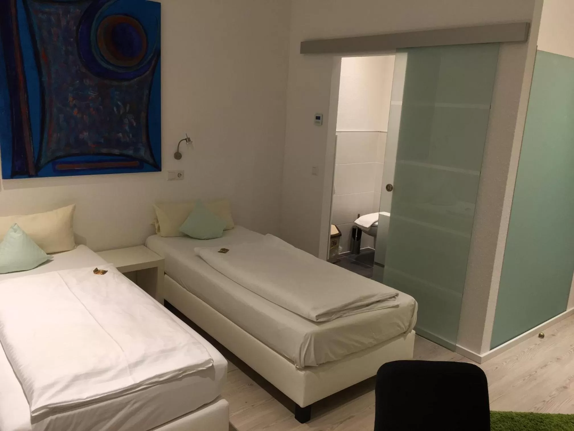 Photo of the whole room, Bed in Hotel Barbarossa Karlsruhe Stadtmitte