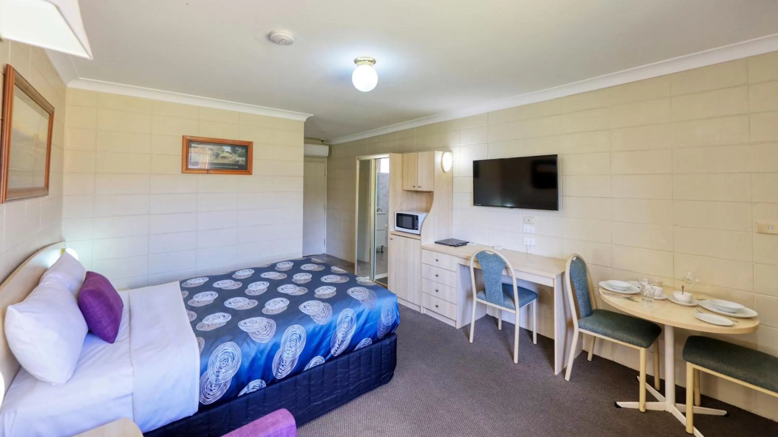 TV and multimedia, Bed in Cootamundra Gardens Motel
