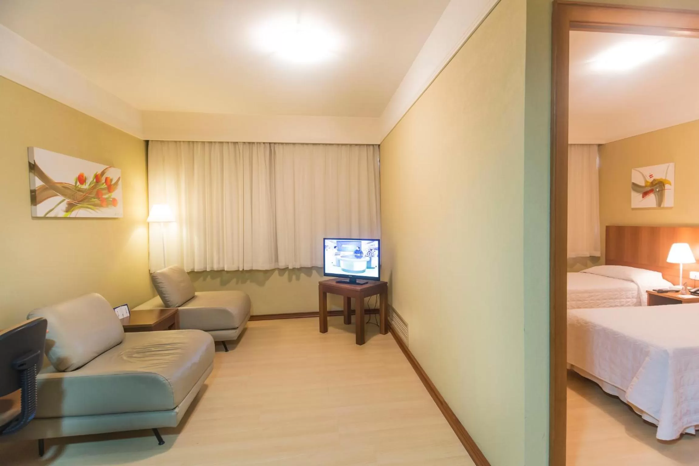 Living room, Bed in Tri Hotel Executive Caxias