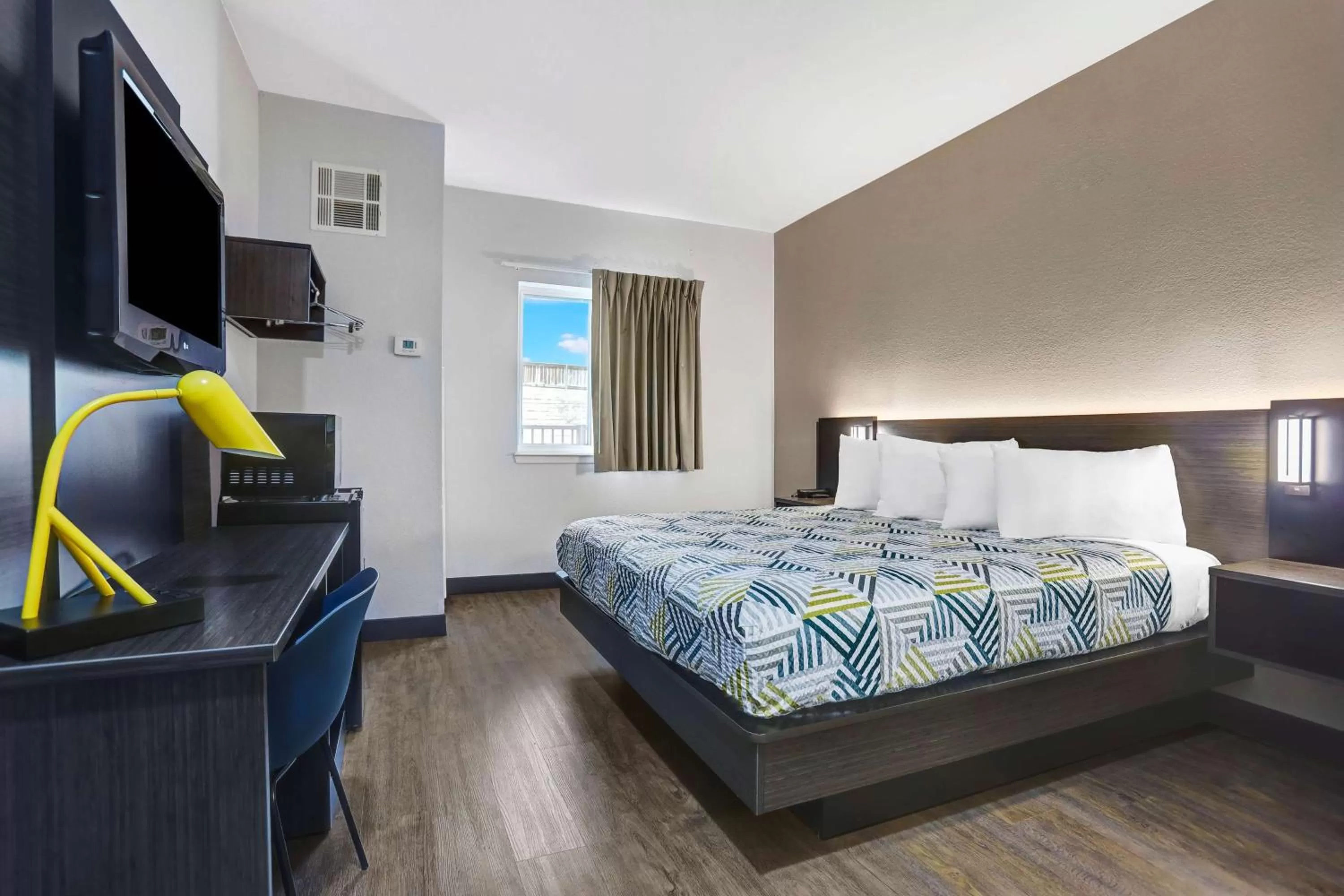 Photo of the whole room, Bed in Motel 6-Weatherford, TX