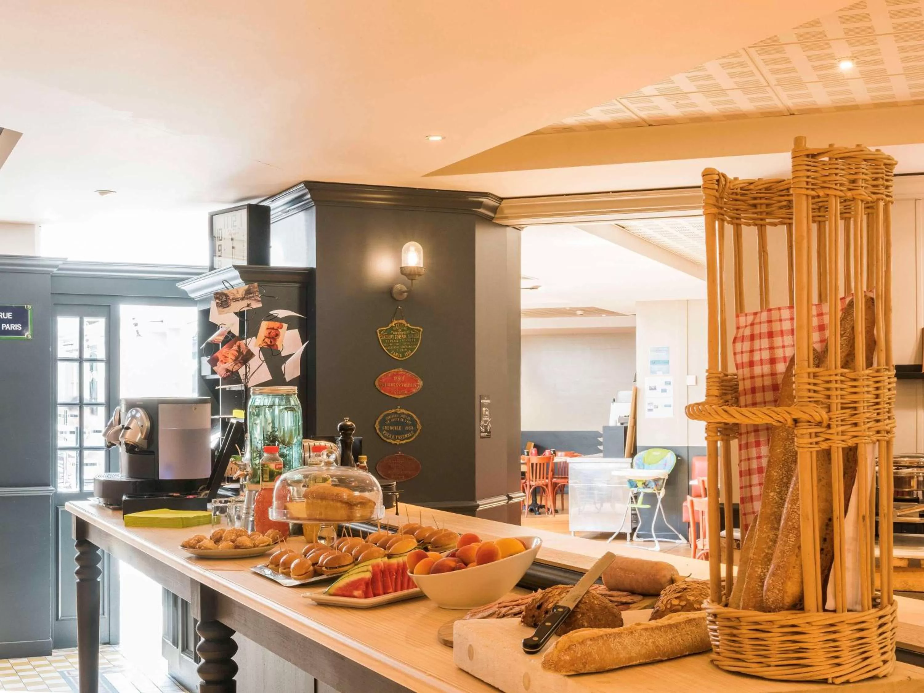 Restaurant/places to eat in Mercure Paris Roissy CDG