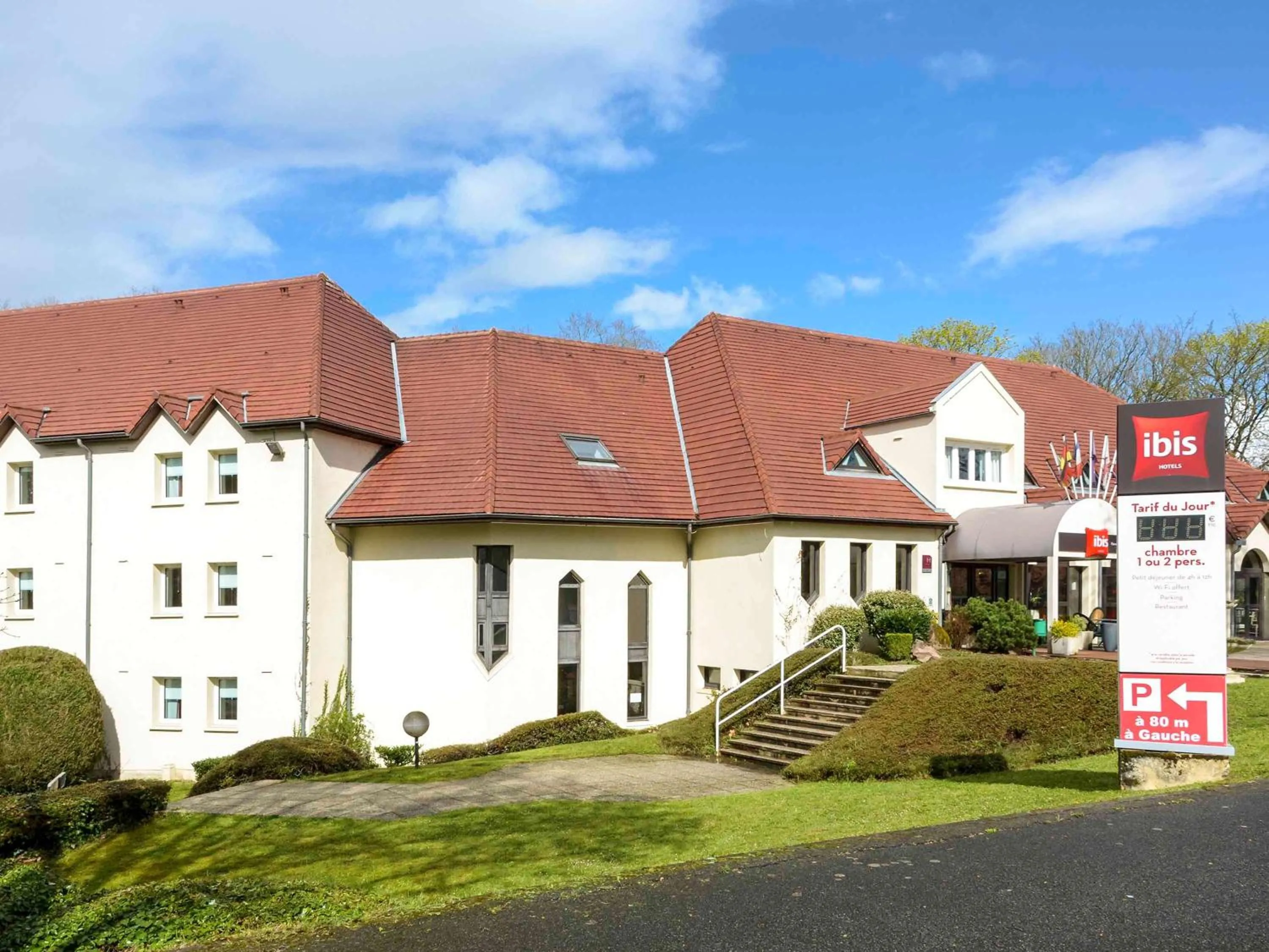 Property building in Hôtel Ibis Nevers