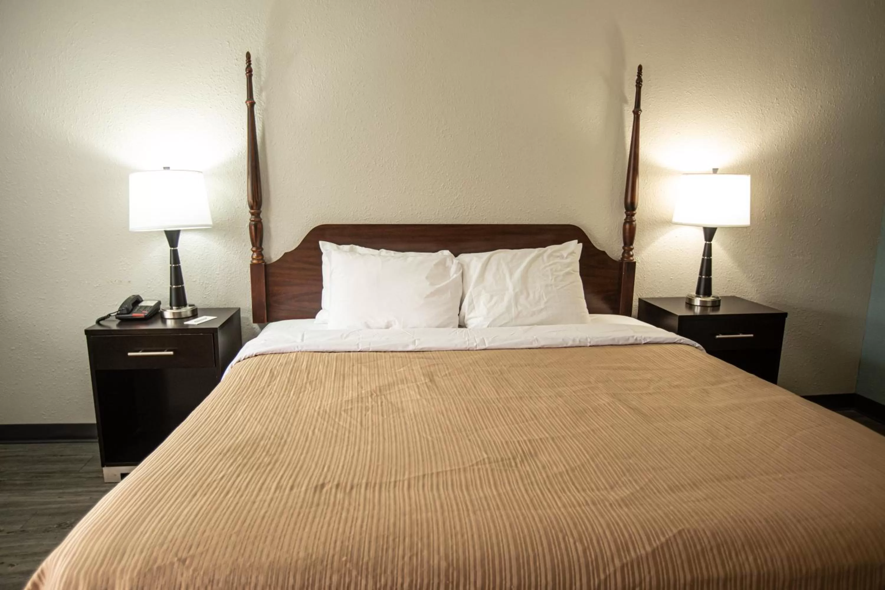 Photo of the whole room, Bed in Knights Inn Mount Airy