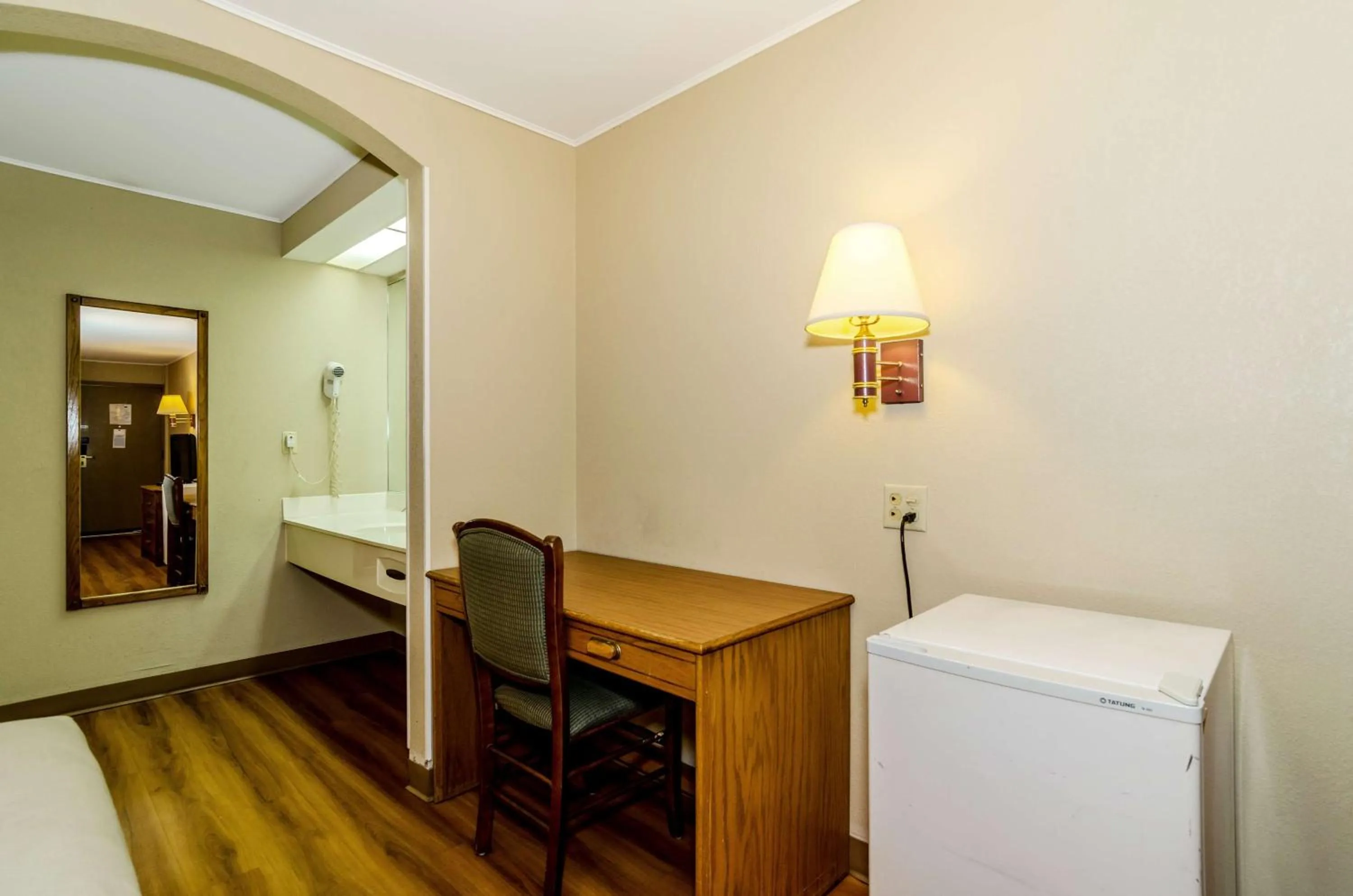 Bathroom, Bed in Motel 6-Newark, DE